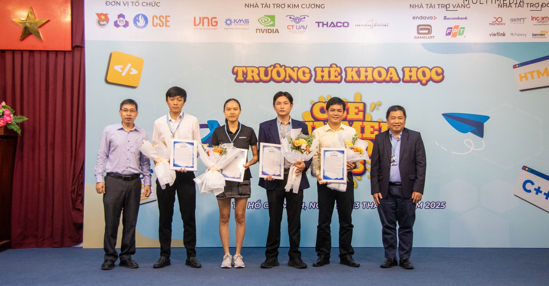 Đại diện THACO (thứ 2, từ phải sang) nhận hoa và thư cảm ơn từ chương trình. Ảnh: THACO