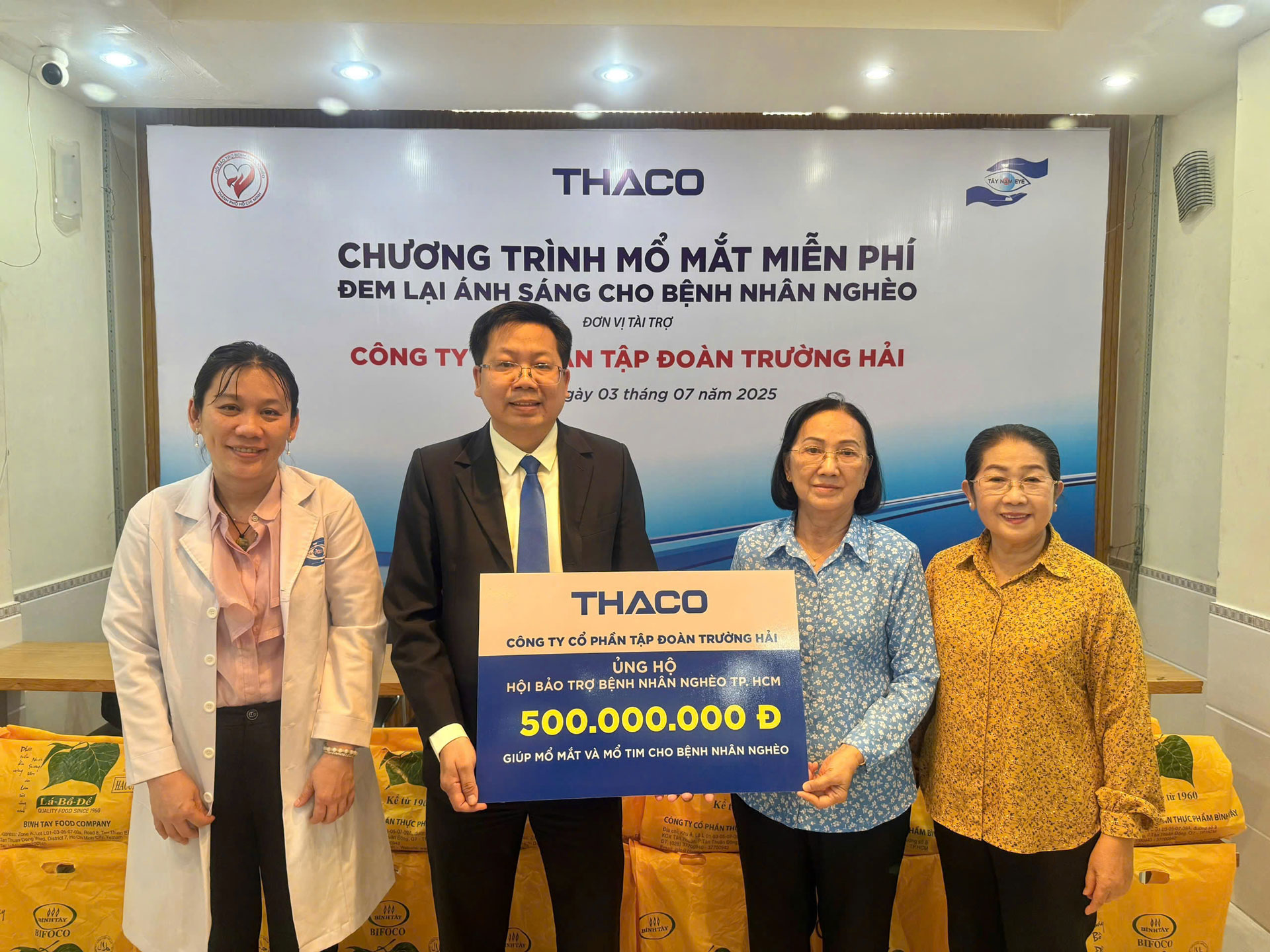 Đại diện THACO trao bảng tài trợ kinh phí cho Hội Bảo trợ bệnh nhân nghèo TP.HCM. Ảnh: THACO