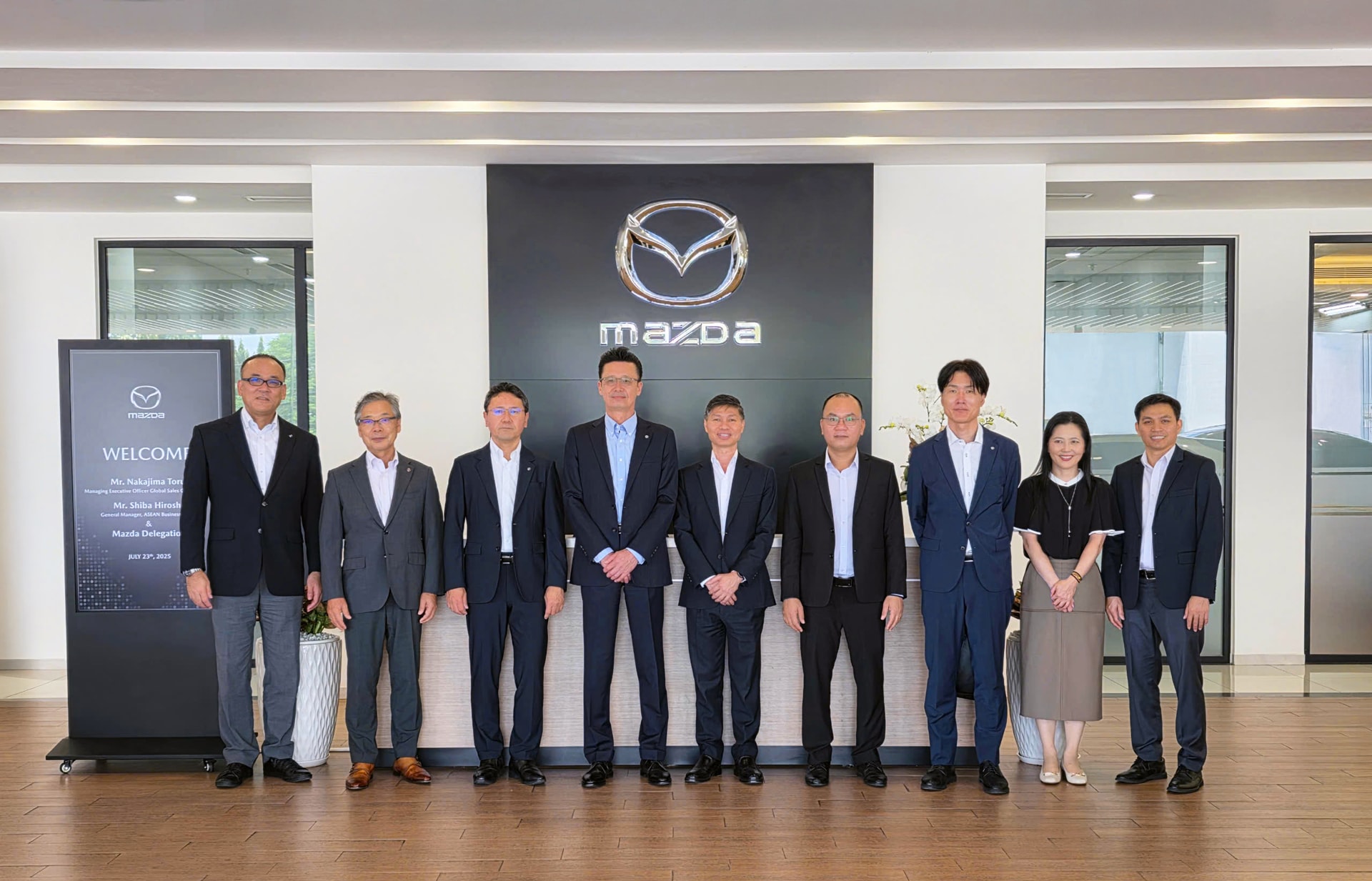Đoàn Lãnh đạo Tập đoàn Mazda tham quan showroom Mazda Bình Dương. Ảnh: THACO Group
