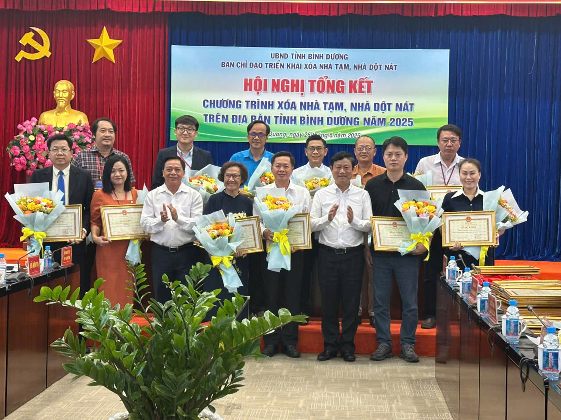 Ông Lê Hữu Có - Phó Giám đốc Ban Văn hóa THACO (ngoài cùng, bên trái, hàng đầu) nhận bằng khen từ UBND tỉnh Bình Dương. Ảnh: THACO