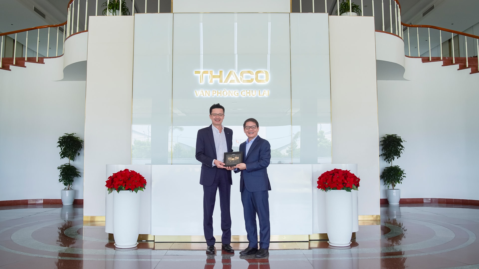 Chủ tịch HĐQT THACO Trần Bá Dương tặng quà lưu niệm cho đại diện Lãnh đạo Tập đoàn Mazda. Ảnh: THACO Group