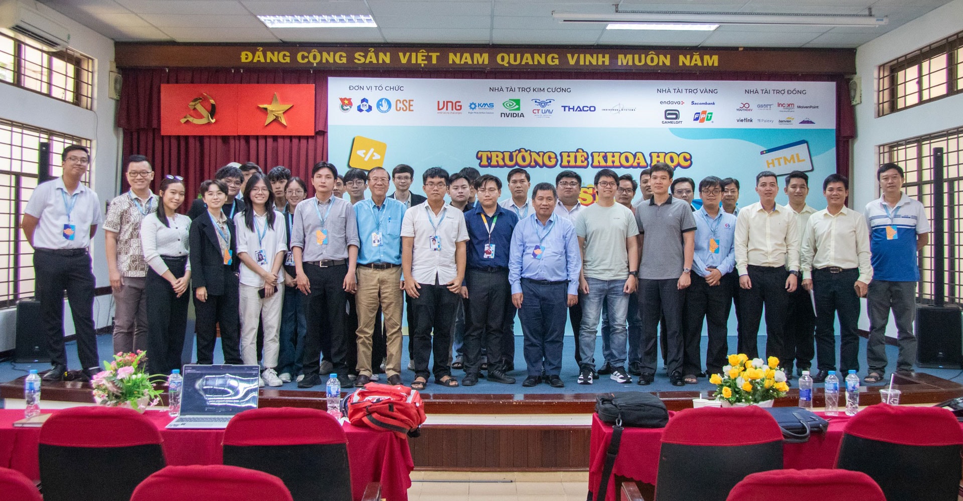 Đại diện các doanh nghiệp, đơn vị chụp ảnh lưu niệm cùng các học sinh, sinh viên. Ảnh: THACO 