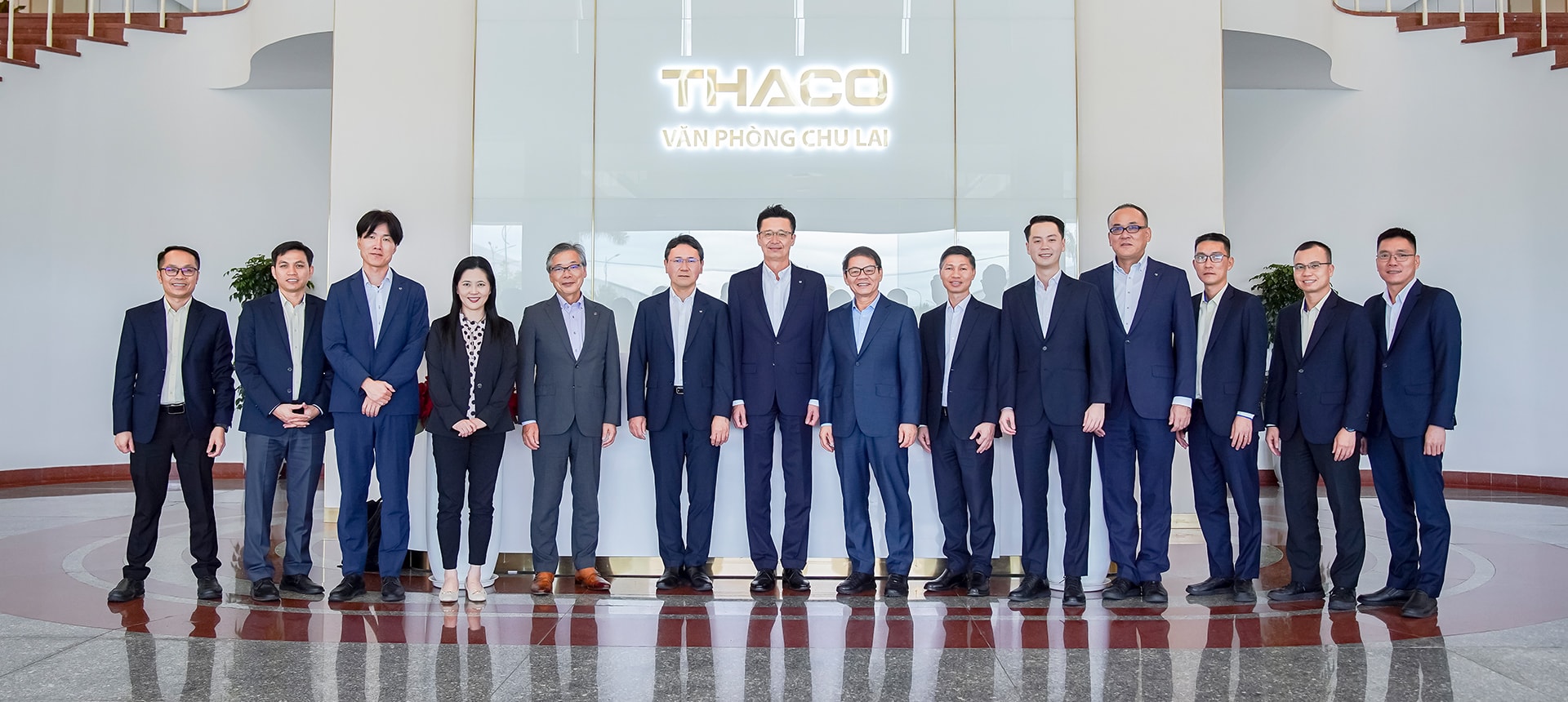 Đại diện Ban Lãnh đạo THACO, THACO AUTO và Tập đoàn Mazda chụp ảnh lưu niệm. Ảnh: THACO Group