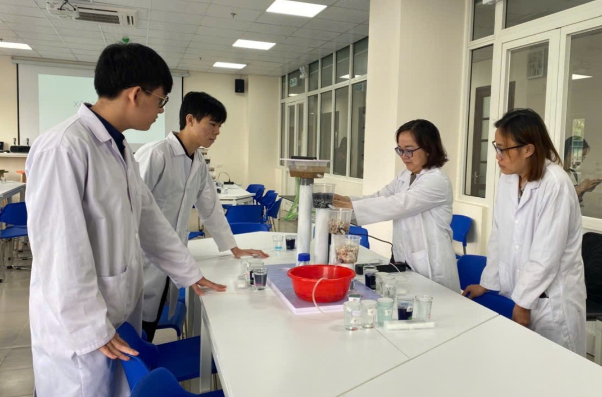 TS. Lê Phương Thu (thứ hai từ phải sang) cùng nhóm nghiên cứu trong phòng thí nghiệm