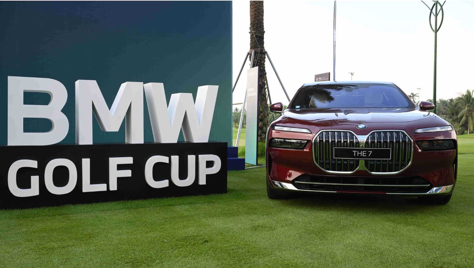 Mẫu xe BMW 7 Series được trưng bày tại giải