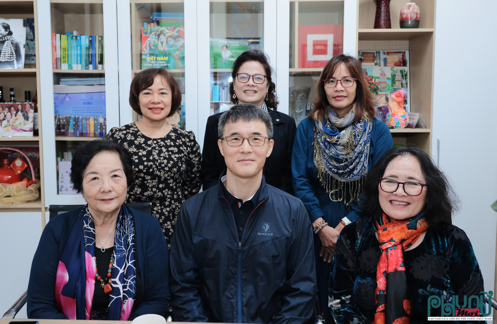 Giám đốc Văn phòng KITECH, TS Nam Dae Geun chụp ảnh lưu niệm cũng lãnh đạo Hội Nữ trí thức Việt Nam