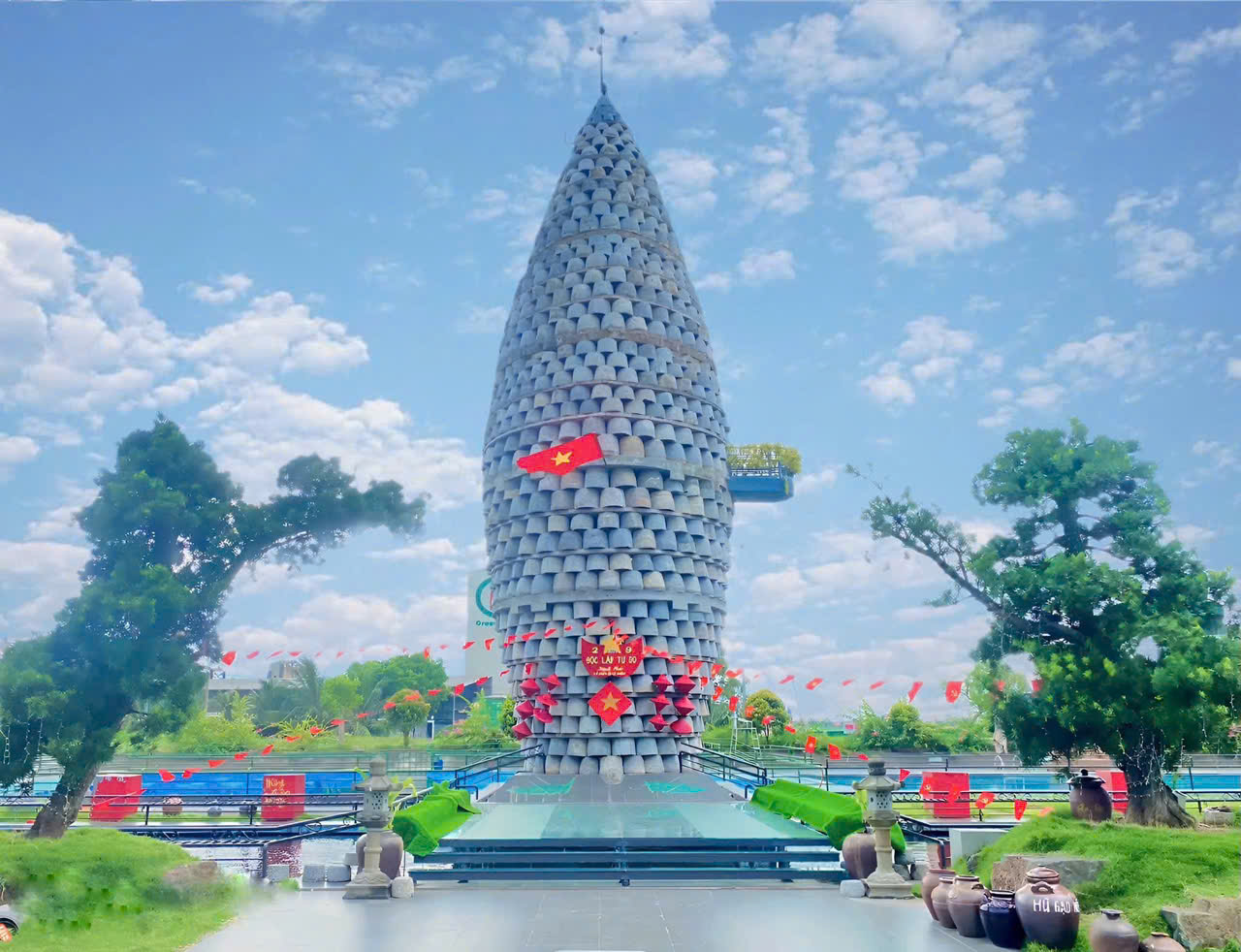 Đông Đô Village còn tái hiện đời sống văn hóa Bắc Bộ qua hệ thống nhà cổ, sân gạch, ao quê, vườn cây và các khu trải nghiệm như làm bánh truyền thống, không gian tranh Đông Hồ, gốm Phù Lãng...