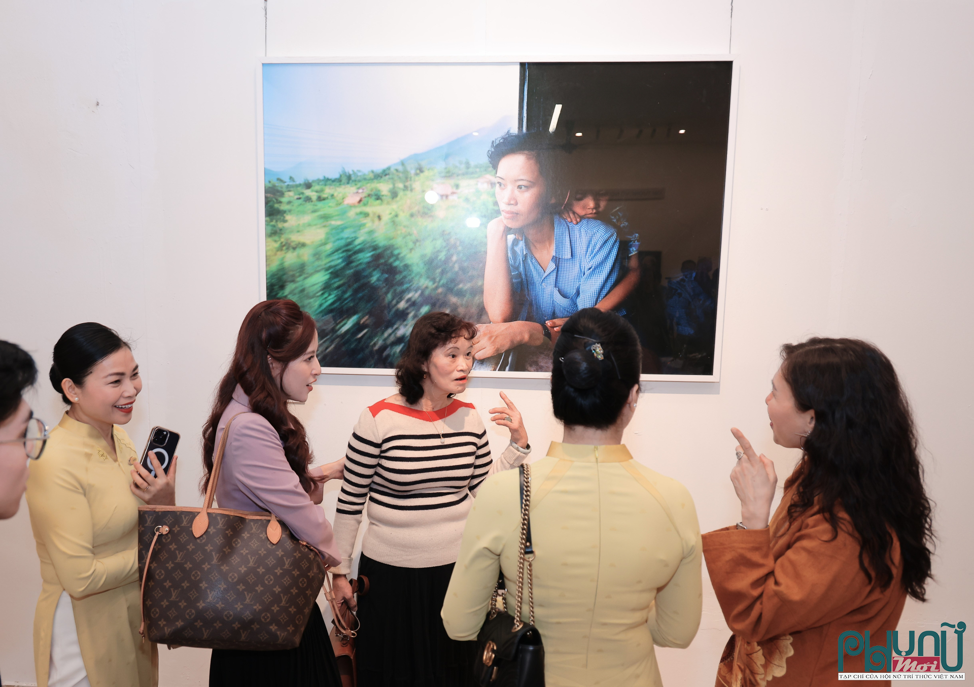 Chị Trần Thị Điệp, (áo kẻ ngang) một giáo viên sống ở Hà Nội đang cùng những người bạn bàn luận về bức của chính mình do nữ nhiếp ảnh Catherine Karnow chụp