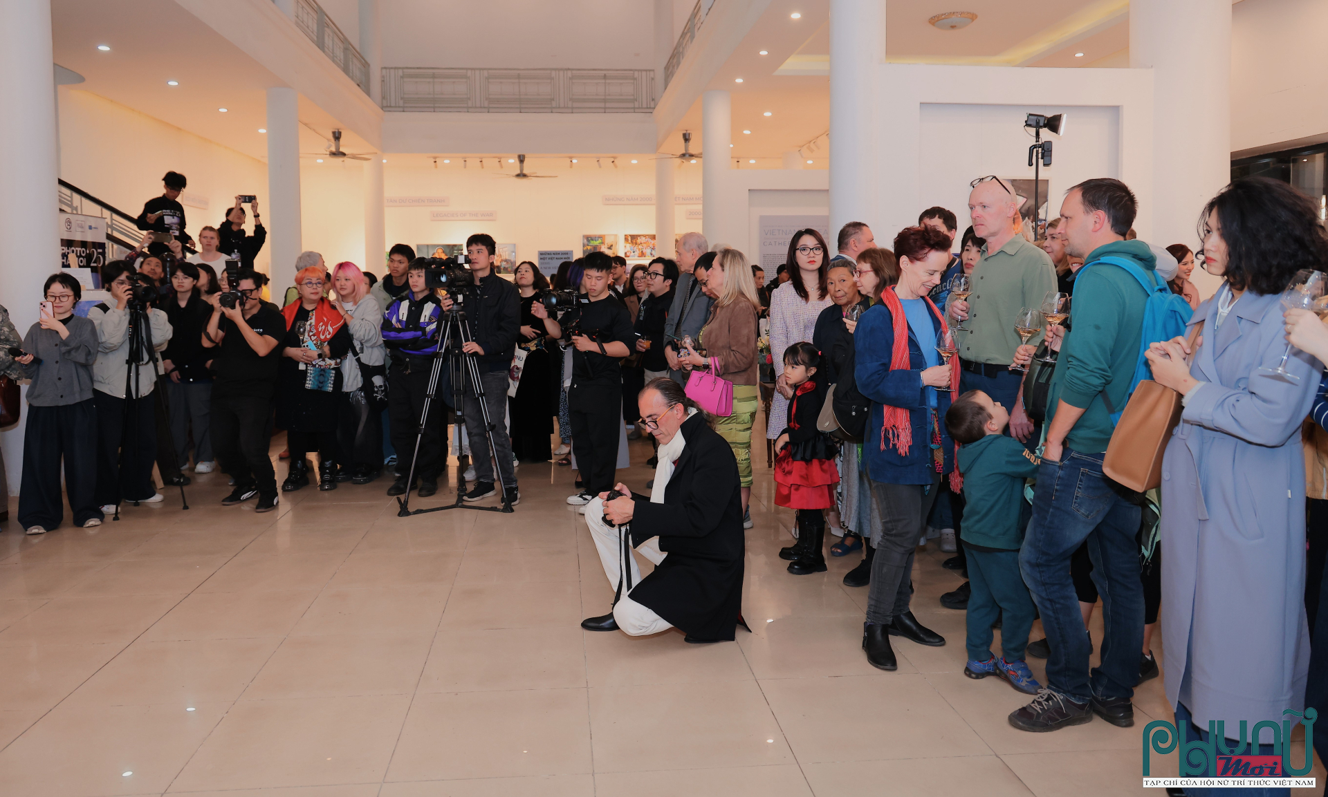  Công chúng, khách mời tại lễ khai mạc