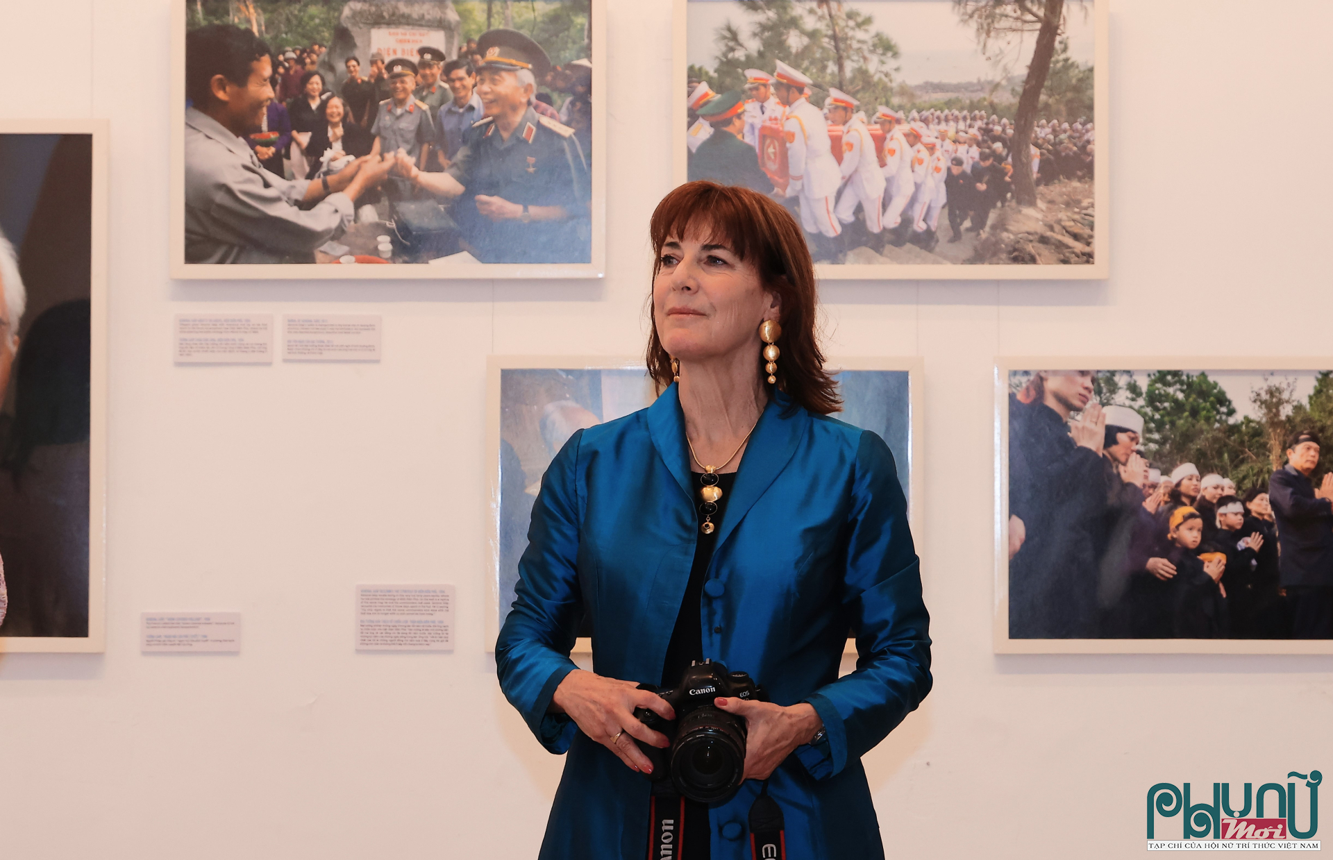 Nữ nhiếp ảnh gia Catherine Karnow tại triển lãm