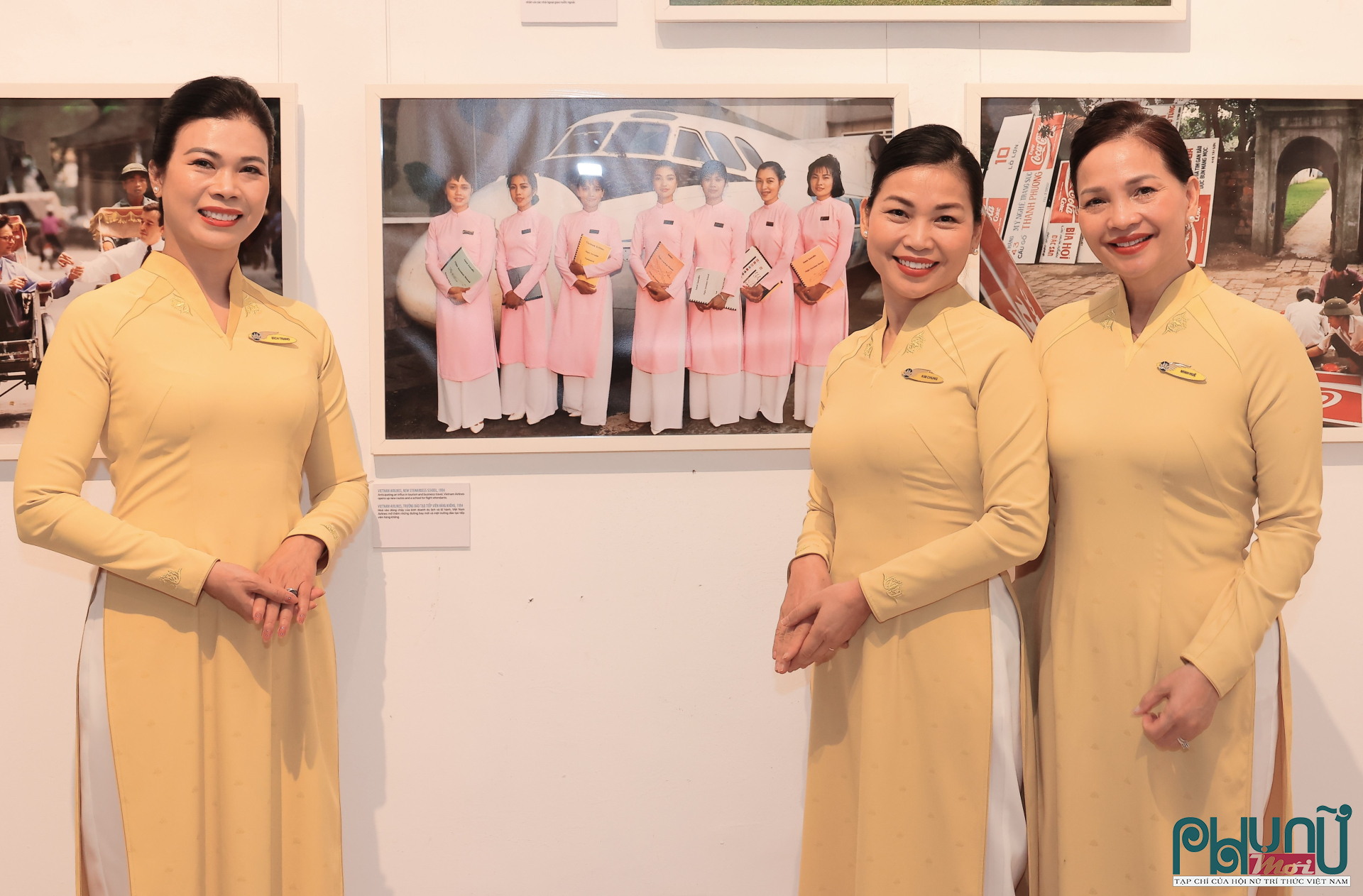 Ba nhân vật đã quay lại triển lãm để “check-in” cùng chính bức ảnh của mình.