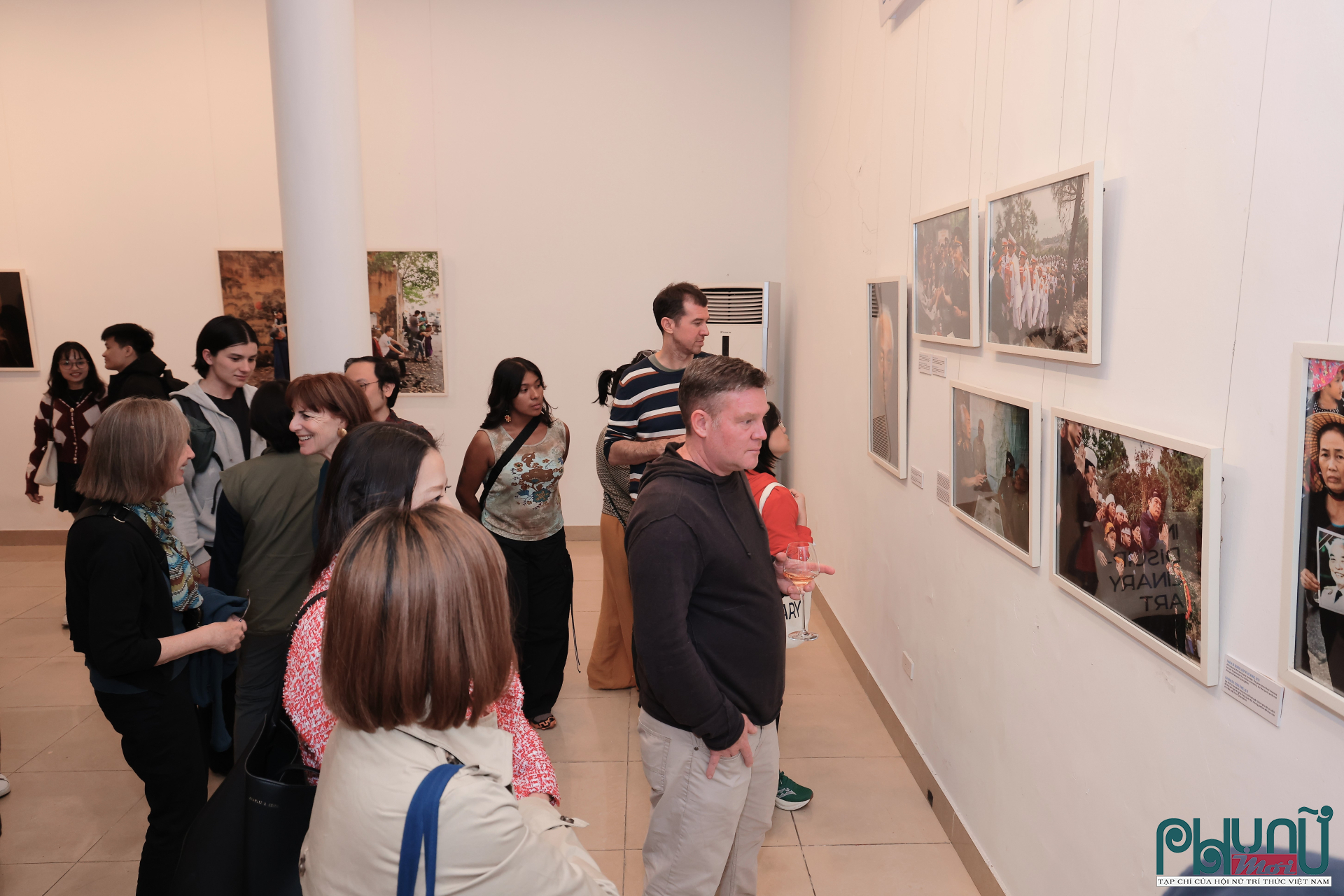 Khách mời, công chúng tham quan triển lãm