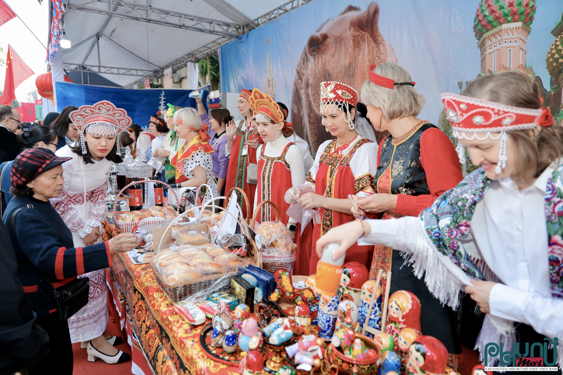 Gian hàng ẩm thực Nga thu hút nhiều thực khách 