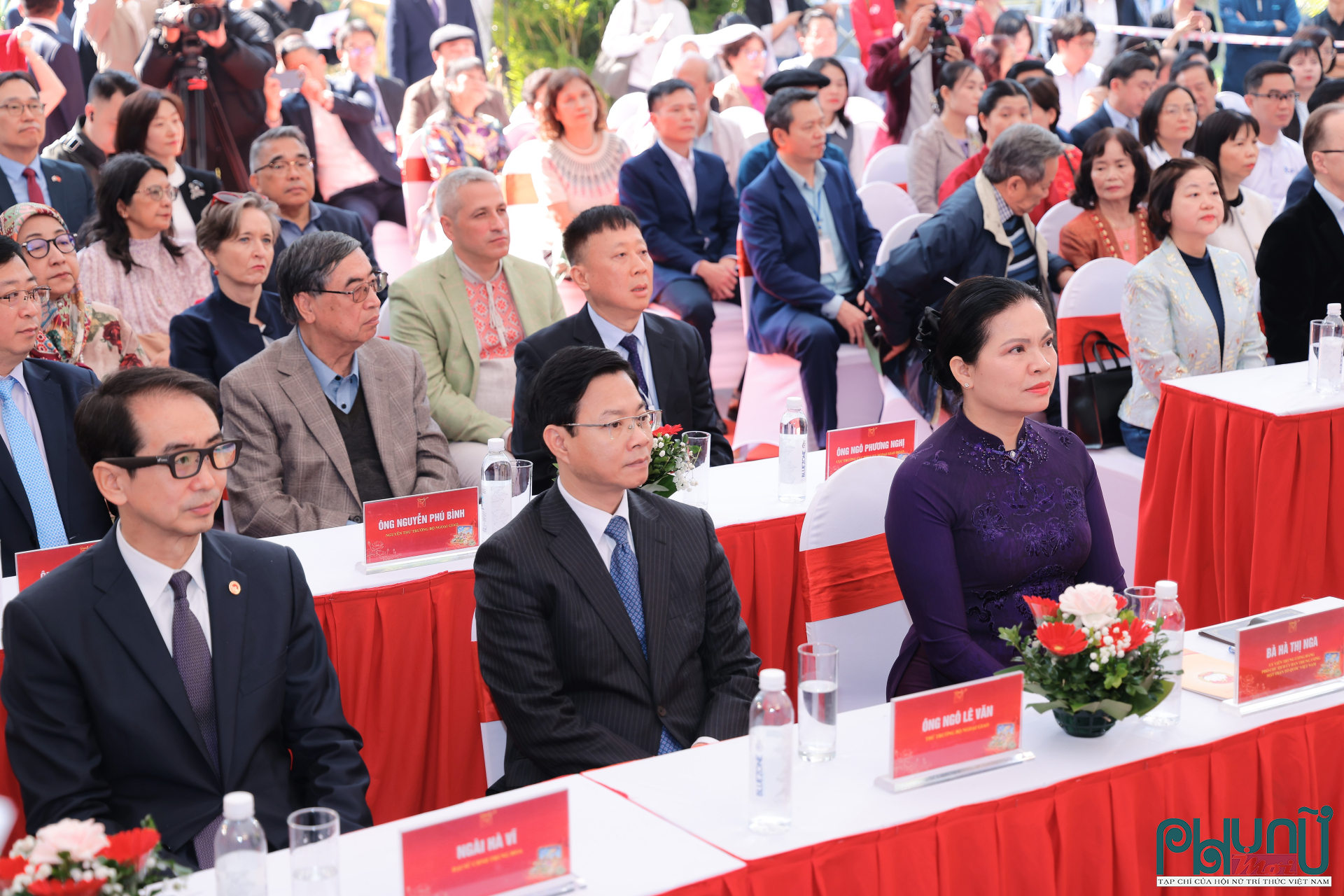 Bà Hà Thị Nga, Ủy viên Trung ương Đảng, Phó Chủ tịch Ủy ban Trung ương Mặt trận Tổ quốc Việt Nam dự lễ khai mạc.