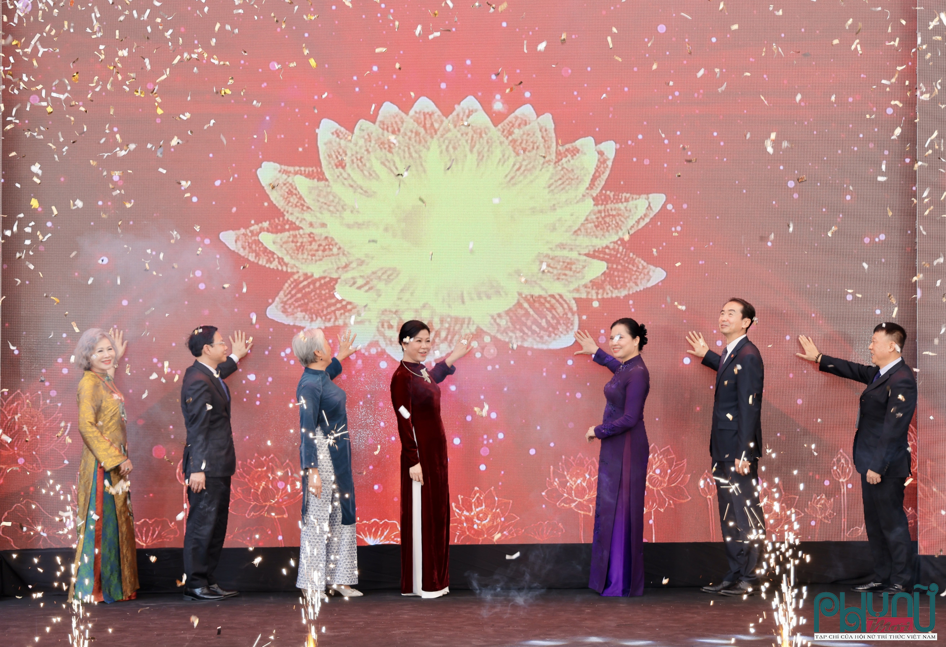 Các đại biểu nhấn nút khai mạc Liên hoan Văn hóa Ẩm thực Quốc tế 2025