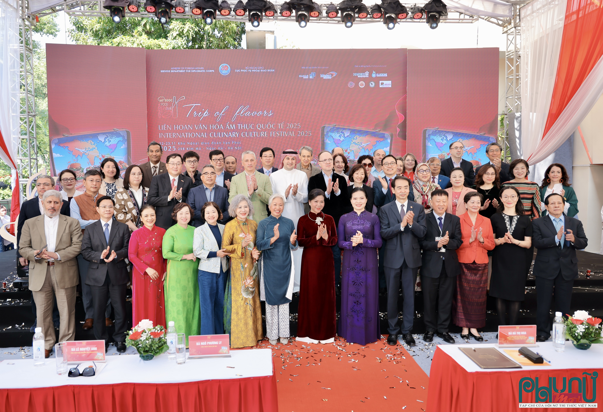 Các đại biểu chụp ảnh lưu niệm