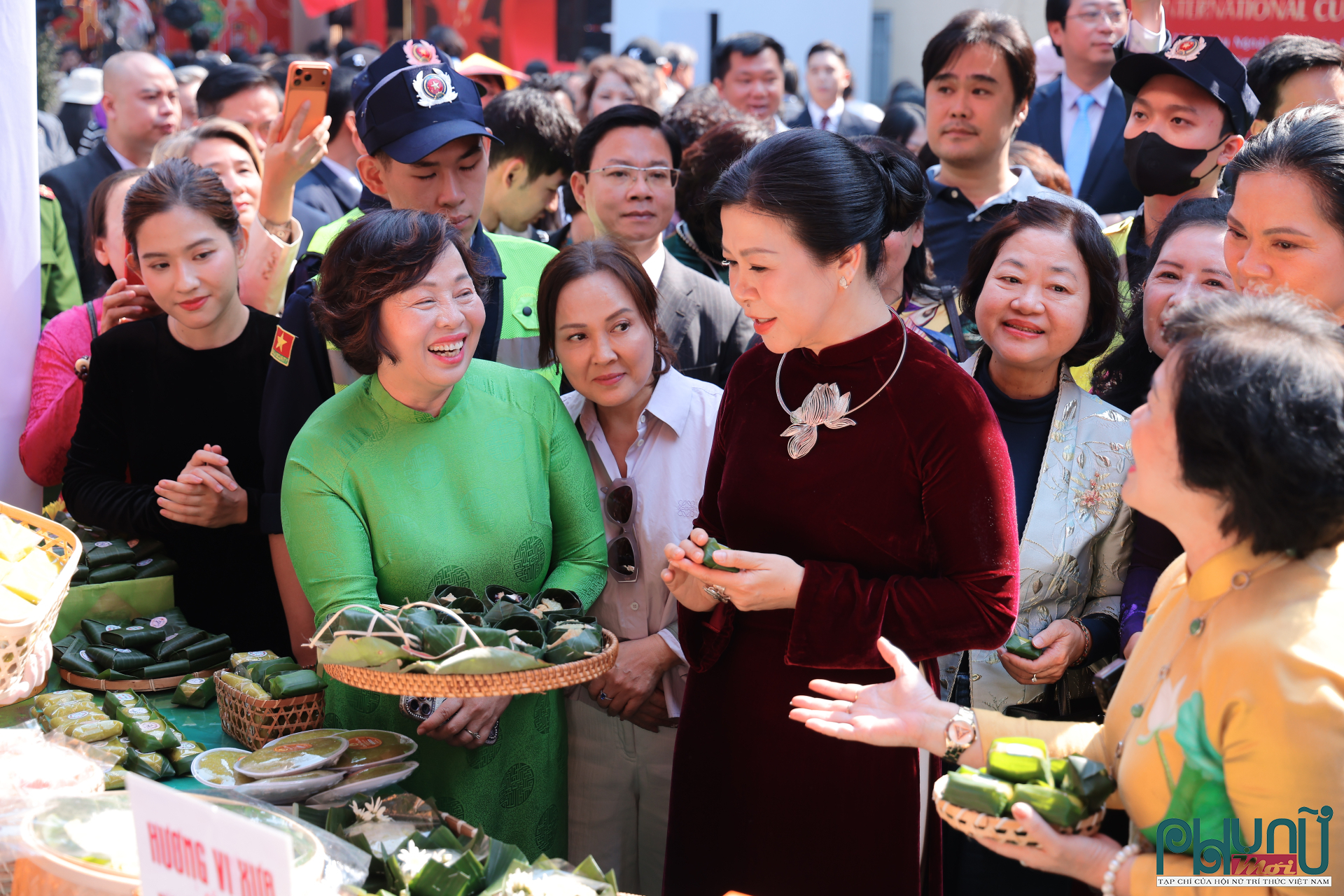 Nghệ nhân Lê Thị Thiết, Chủ tịch Hiệp hội Văn hóa Ẩm thực Ninh Bình, cố vấn chuyên môn của Liên hoan vinh dự  khi được đón tiếp bà Ngô Phương Ly, Phu nhân Tổng Bí thư Tô Lâm và các đại biểu trải nghiệm các món đặc sản tại Liên hoan. 