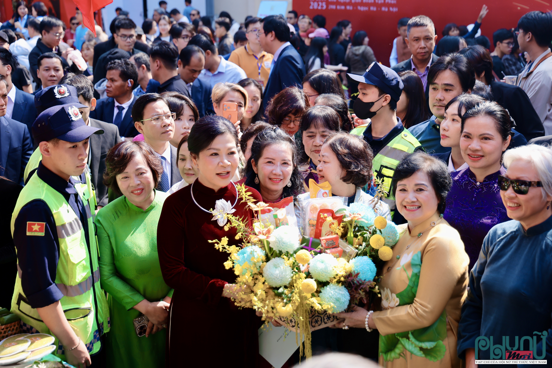 Bà Ngô Phương Ly, Phu nhân Tổng Bí thư Tô Lâm chụp ảnh lưu niệm tại gian hàng ẩm thực.