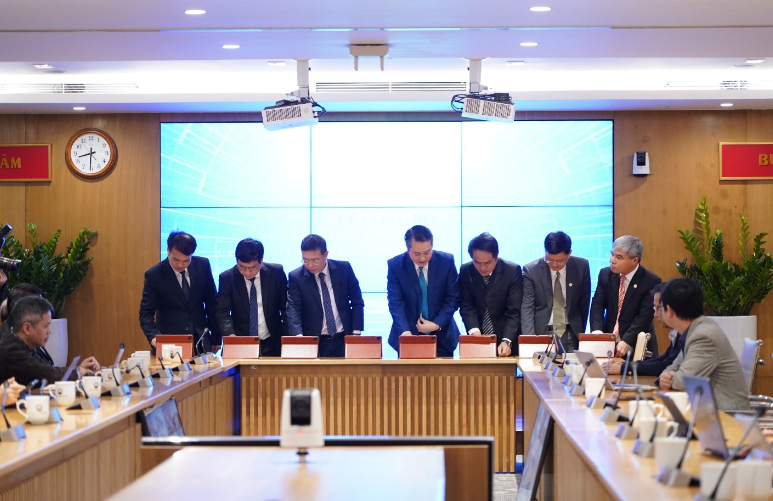 Các đại biểu thực hiện nghi thức ký hợp đồng điện tử giao nhiệm vụ các đề tài nghiên cứu cơ bản và nghiên cứu ứng dụng đã được phê duyệt. Ảnh: Bộ KH&CN