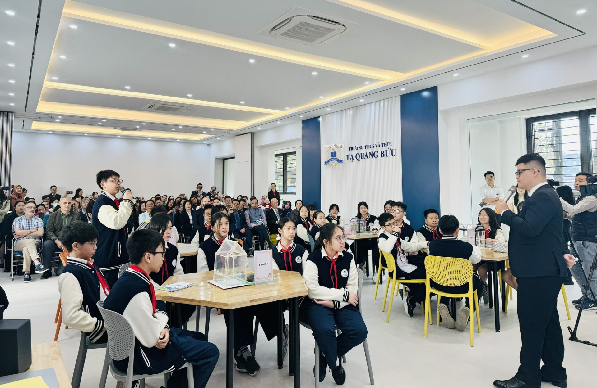 Tiết học mẫu về giáo dục STEM, sở hữu trí tuệ và khởi nghiệp đổi mới sáng tạo tại Trường THCS & THPT Tạ Quang Bửu. Ảnh: VGP