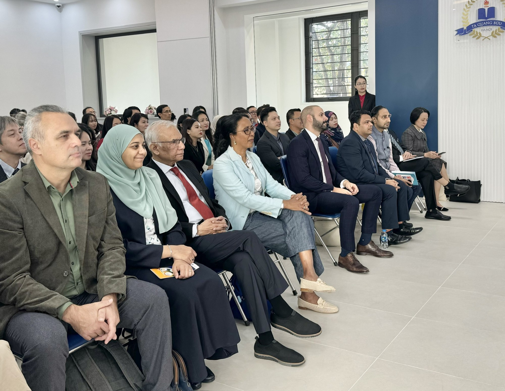 Các đại biểu gồm chuyên gia Học viện WIPO, khách mời từ các nước ASEAN, cơ quan quản lý và giáo viên dự giờ quan sát toàn bộ quy trình của tiết học. Ảnh: VGP