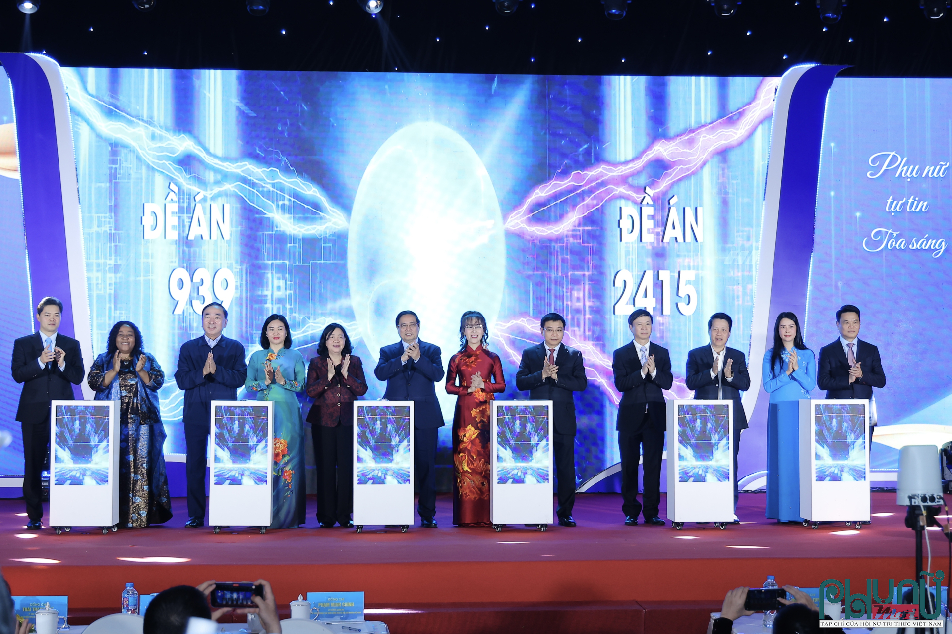 Ngay sau phần tổng kết, Thủ tướng Phạm Minh Chính cùng lãnh đạo các bộ, ngành đã thực hiện nghi thức kích hoạt triển khai Đề án 2415 chương trình hỗ trợ phụ nữ khởi nghiệp giai đoạn 2026–2035, đánh dấu bước chuyển từ tổng kết sang hành động của một chiến lược mới.