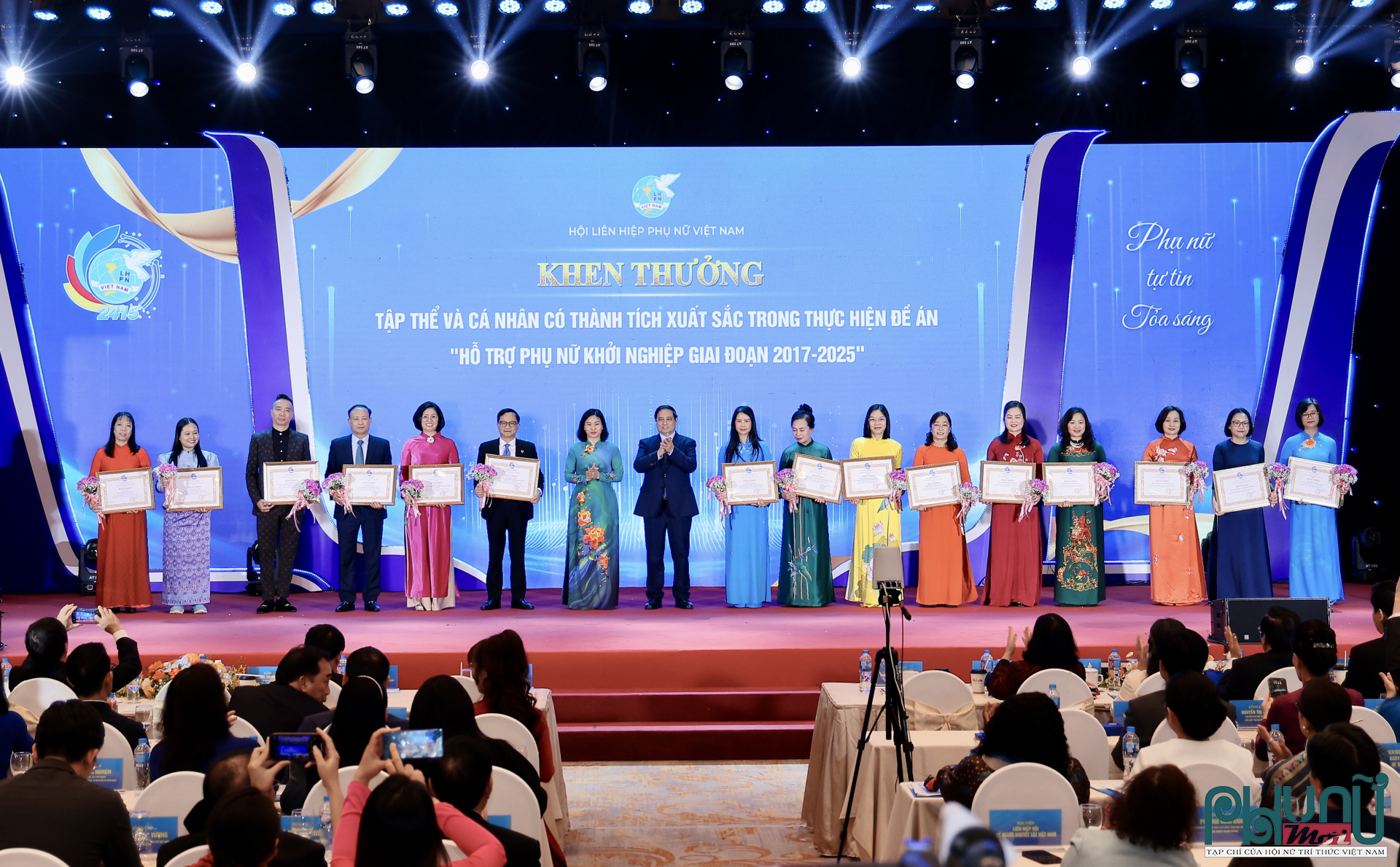 Thủ tướng Phạm Minh Chính cùng với Chủ tịch Hội Liên hiệp Phụ nữ Việt Nam Nguyễn Thị Tuyến trao bằng khen cho các tập thể và cá nhân có thành tích xuất sắc trong thực hiện Đề án 939