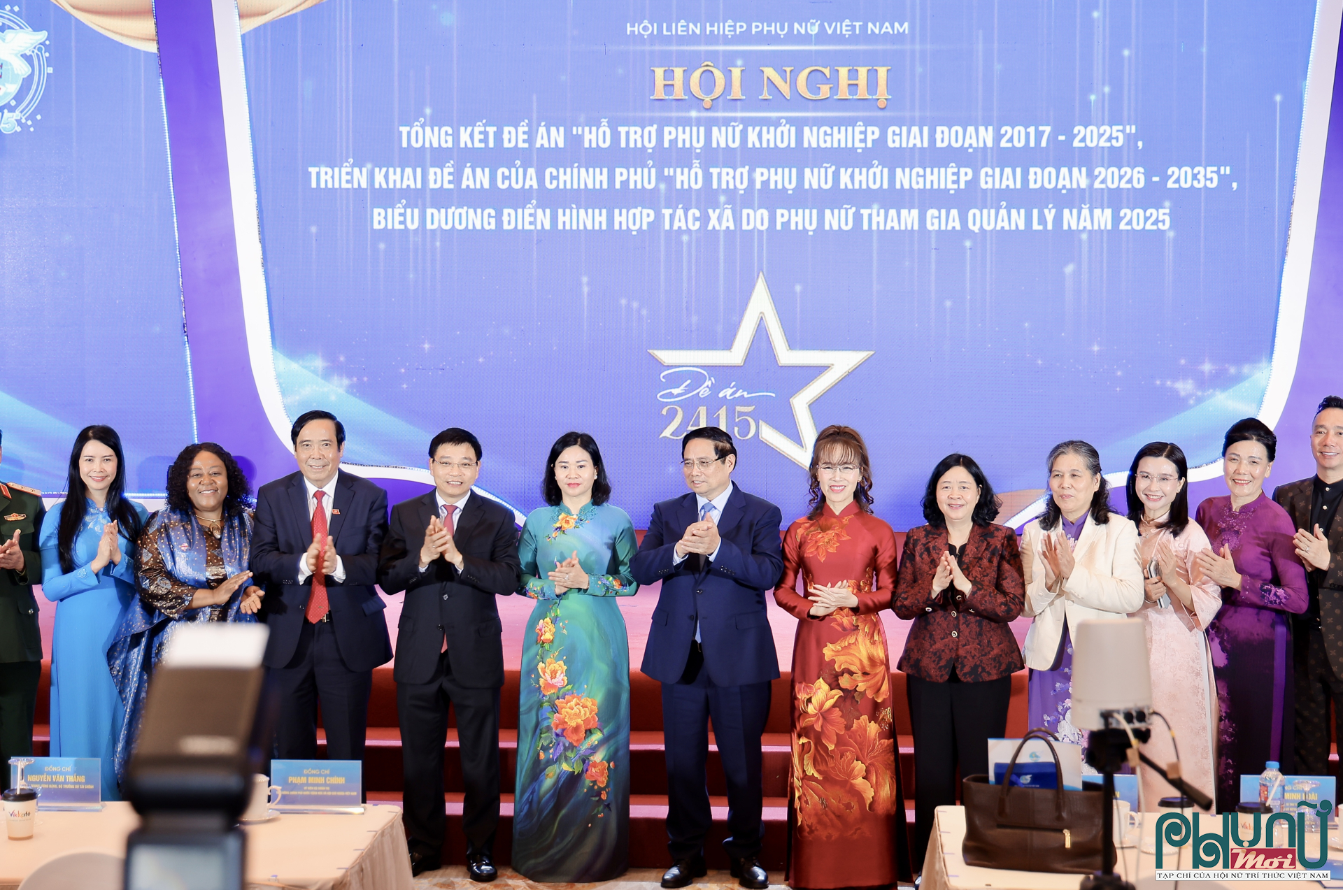 Các đại biểu chụp ảnh lưu niệm