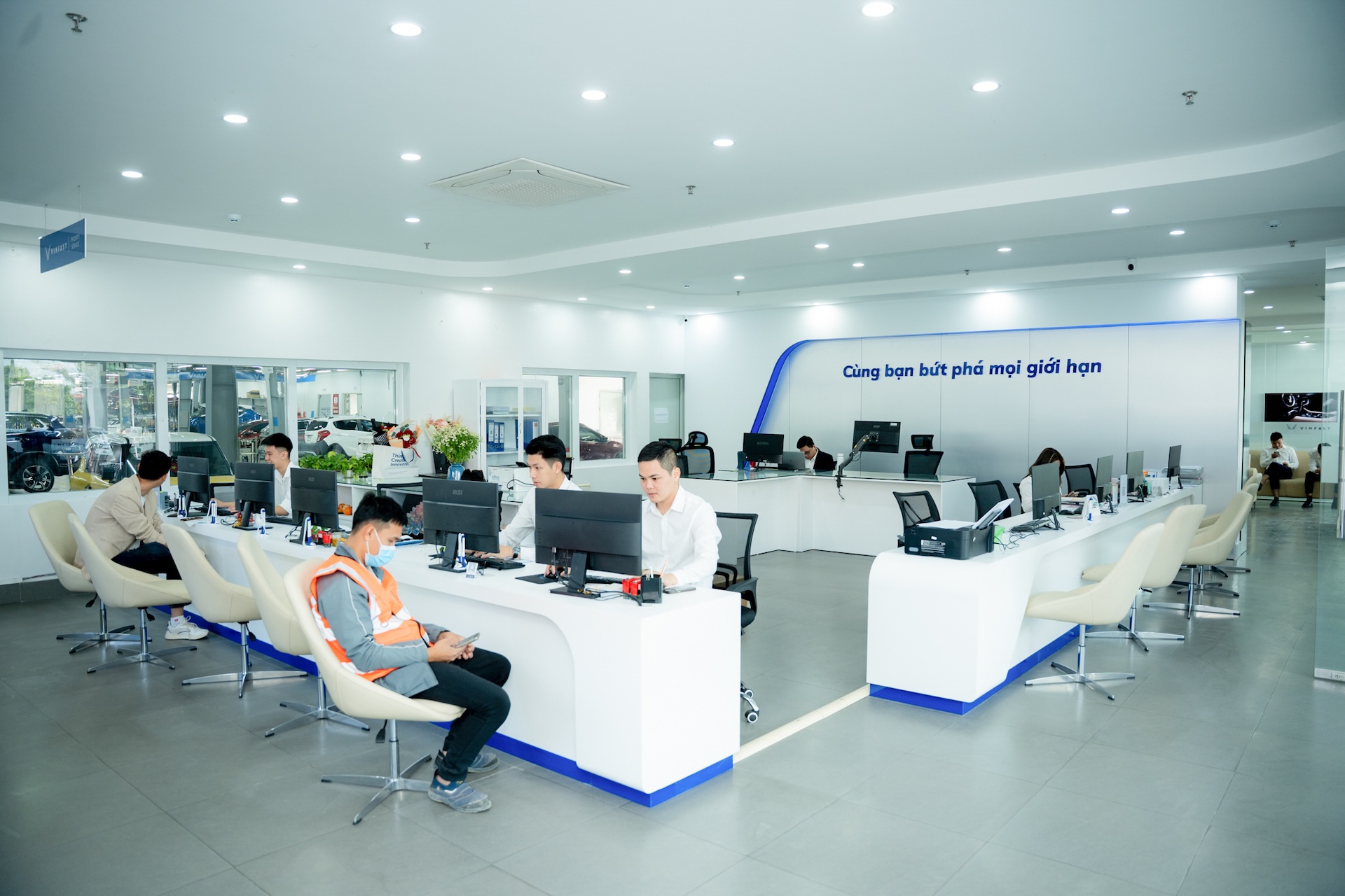 VinFast dự kiến sẽ đạt 400 xưởng dịch vụ trên toàn quốc vào cuối năm nay, đảm bảo đáp ứng hoàn hảo mọi nhu cầu của khách hàng.