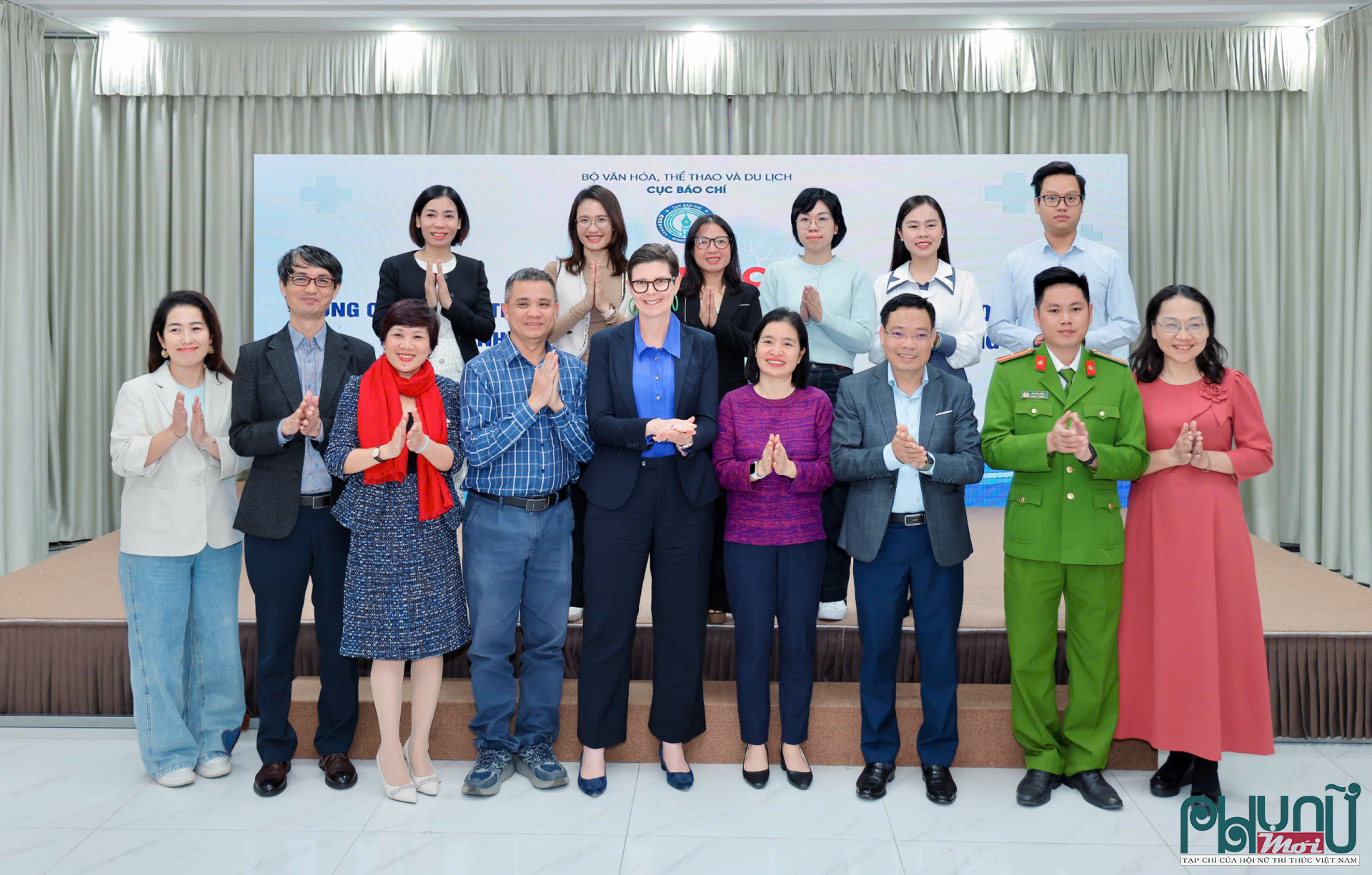 Các đại biểu chụp ảnh lưu niệm