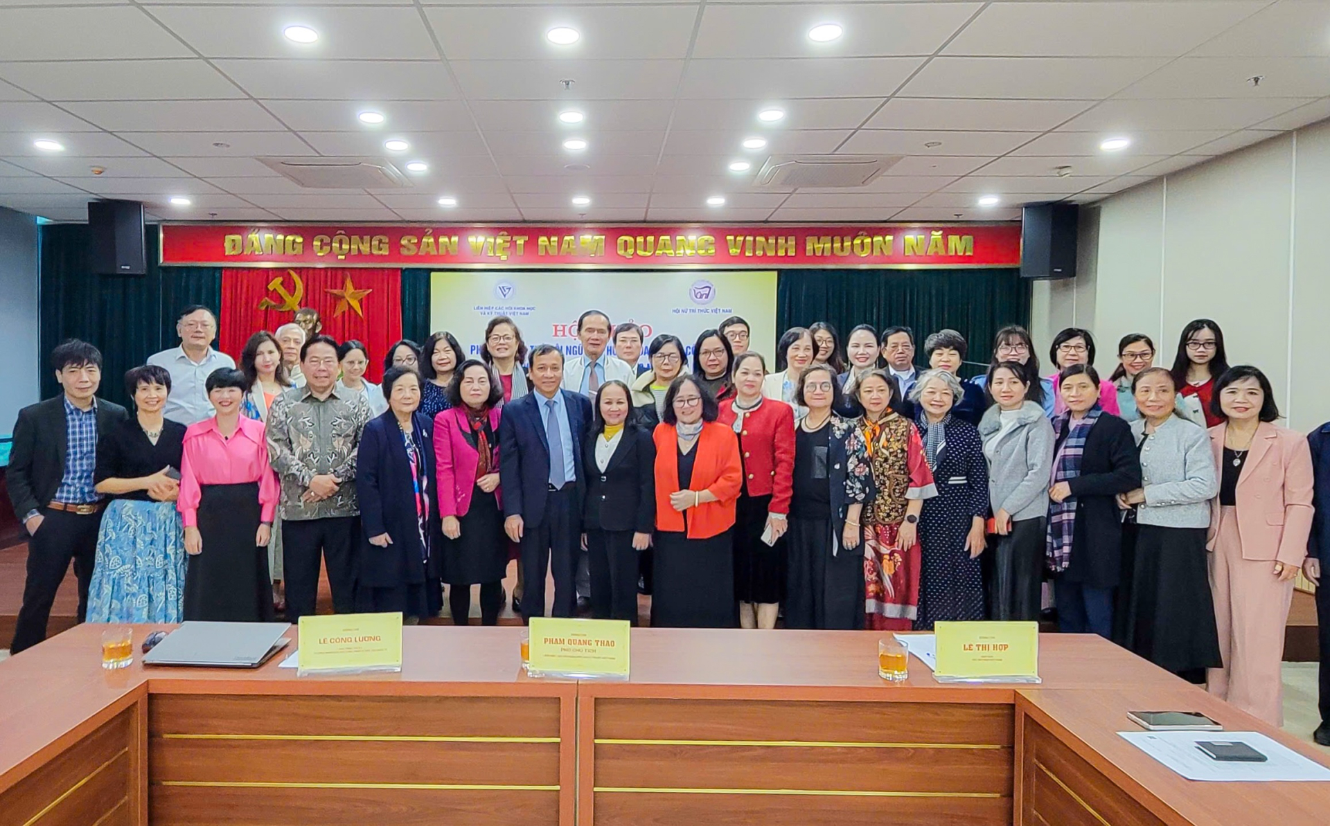 Các đại biểu chụp ảnh lưu niệm