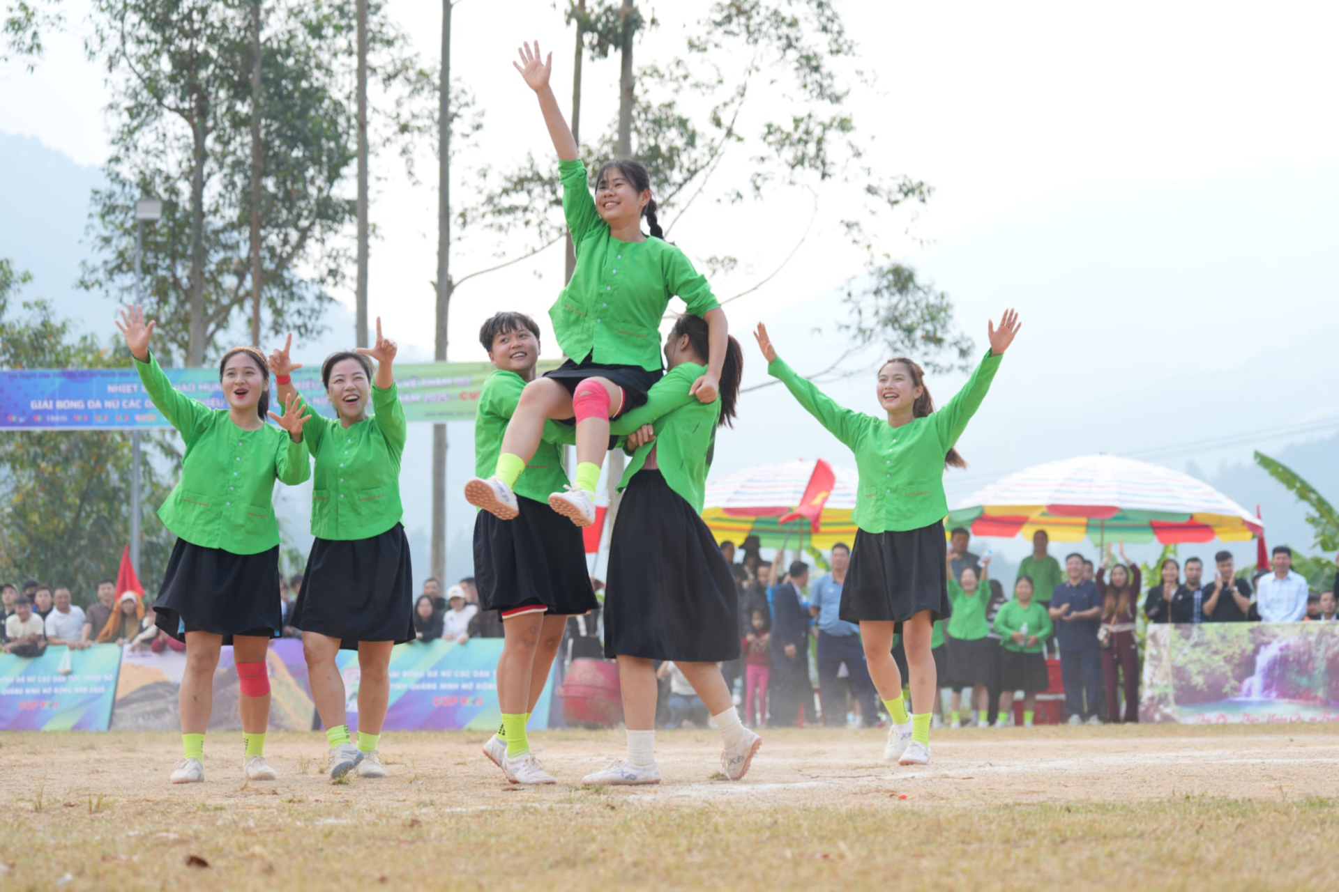 Các cầu thủ đội bóng đá nữ Lào Cai ăn mừng vô địch mùa giải