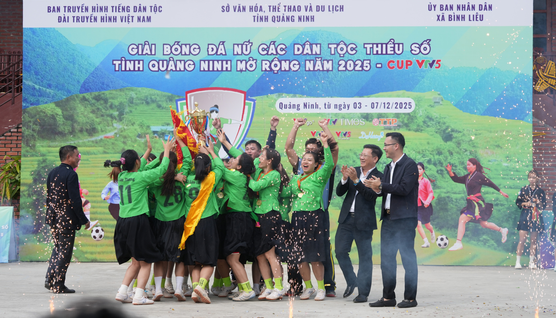 Đội bóng đá nữ Lào Cai nhận vàng