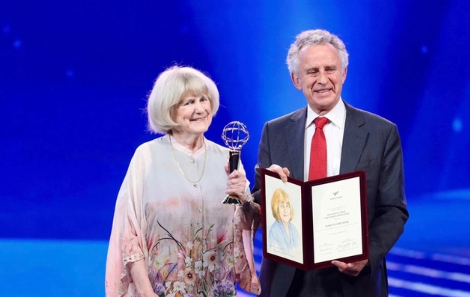 GS Richard Friend, Chủ tịch Hội đồng Giải thưởng VinFuture trao giải cho GS Mary-Claire King. Ảnh: ITN