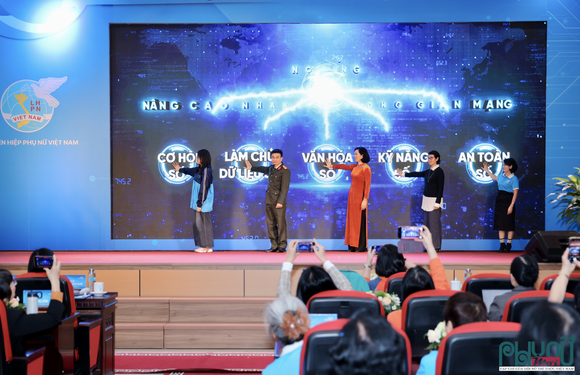 Các đại biểu bấm nút phát động chiến dịch truyền thông nâng cao nhận thức của phụ nữ trên không gian mạng