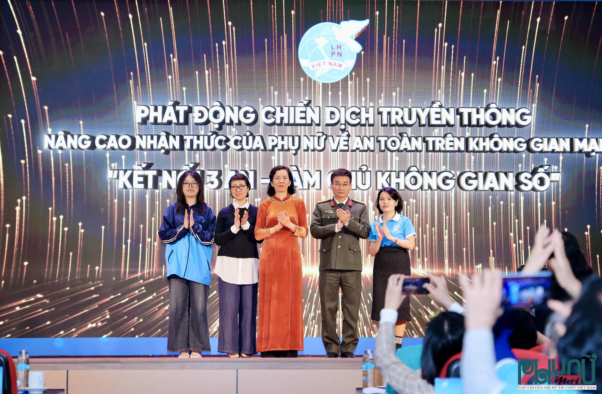 Các đại biểu chụp ảnh lưu niệm