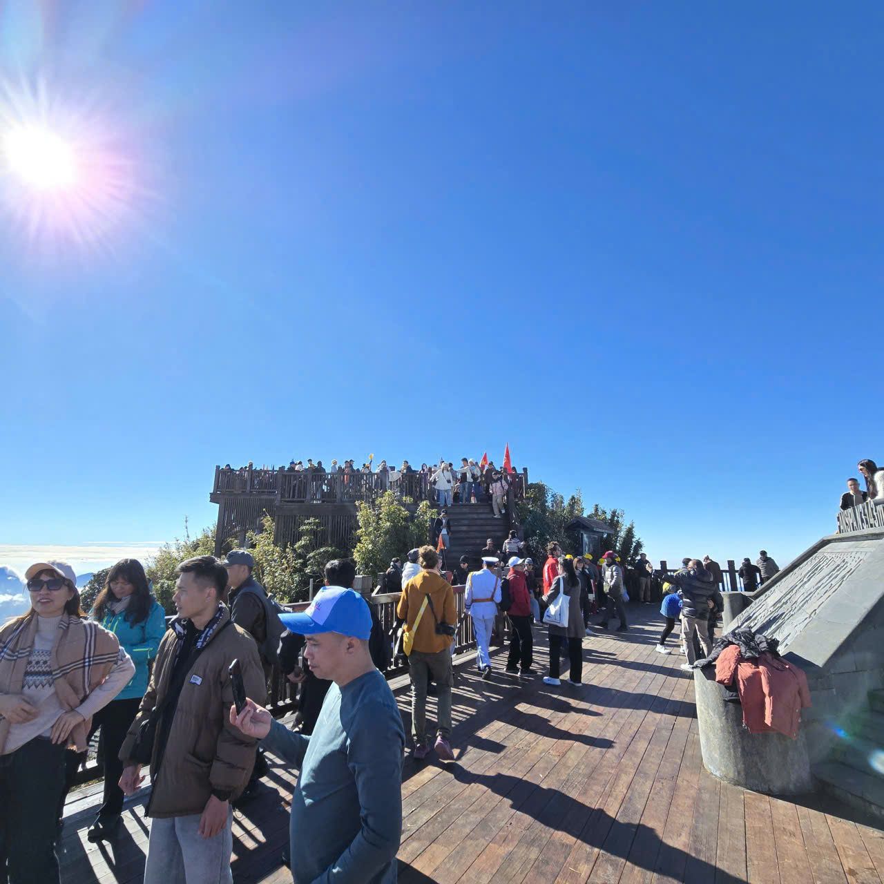 Du khách tấp nập trên “nóc nhà Đông Dương” nhân dịp cáp treo trở lại