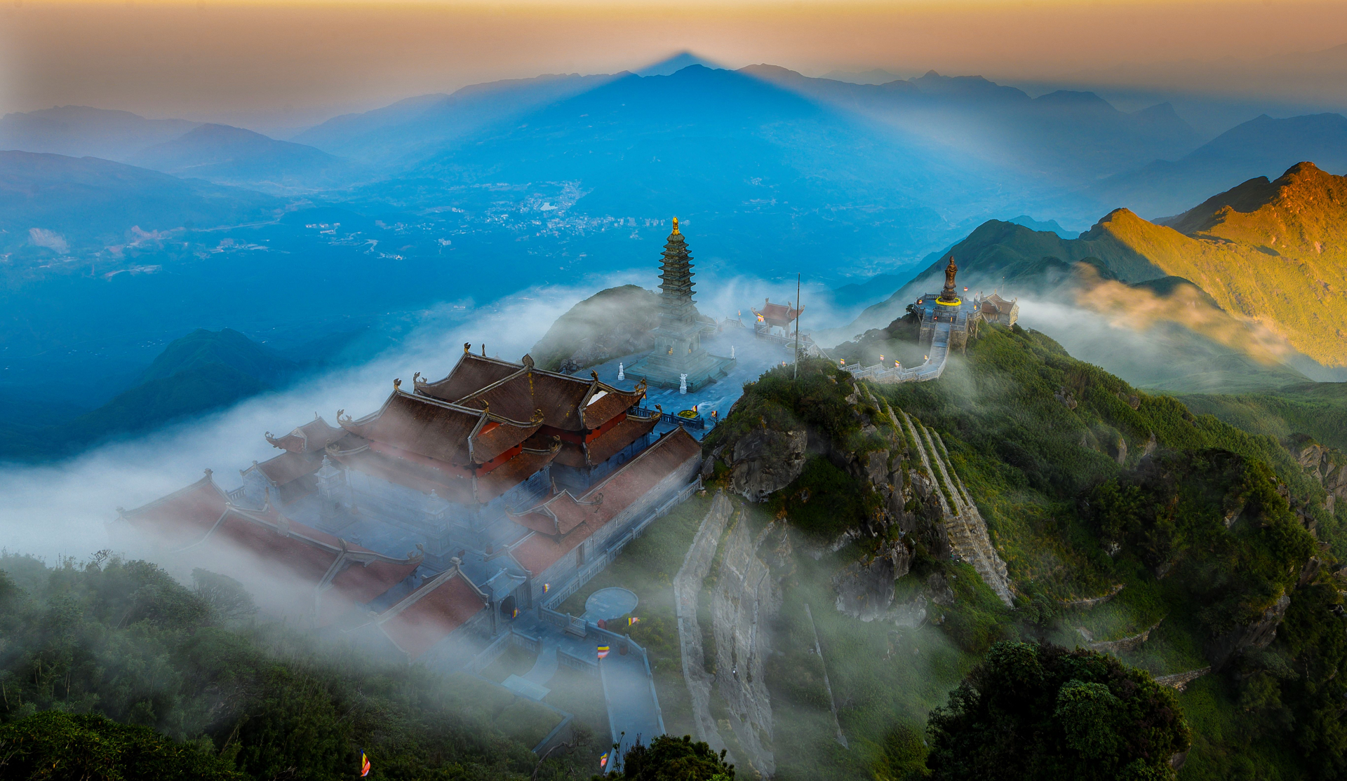 Quần thể tâm linh huyền ảo giữa làn mây trên đỉnh Fansipan