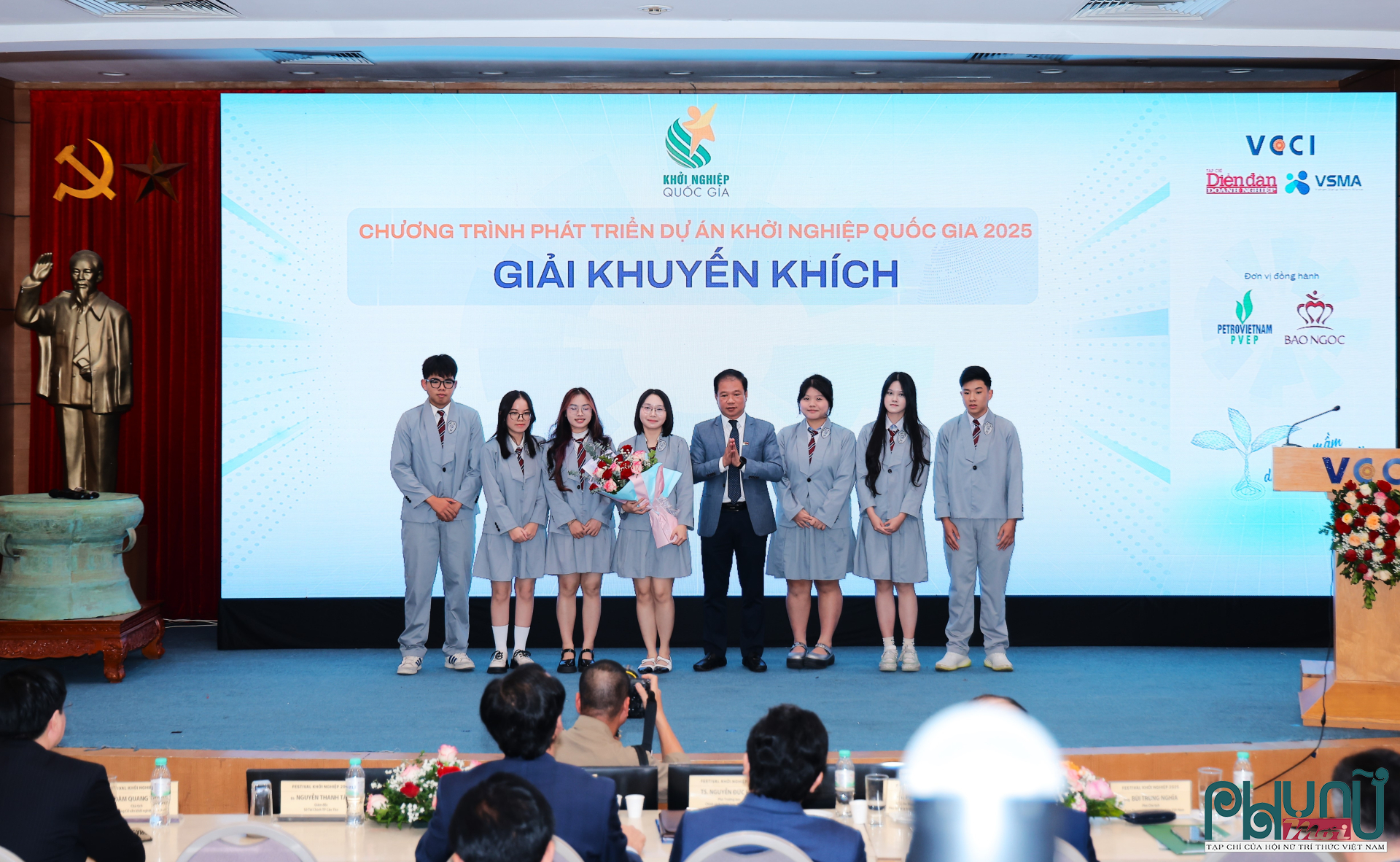 Nhà báo Nguyễn Tiến Dũng, Phó Tổng biên tập Tạp chí Diễn đàn Doanh nghiệp, Tổng Thư ký Chương trình Khởi nghiệp Quốc gia trao giải Khuyến khích cho dự án “Nền tảng trải nghiệm thông qua sử dụng công nghệ VR/AR và 3D” cho tác giả Võ Uyển My - Nhóm Craflverse - Trường Phổ thông Trung học Phan Bội Châu.