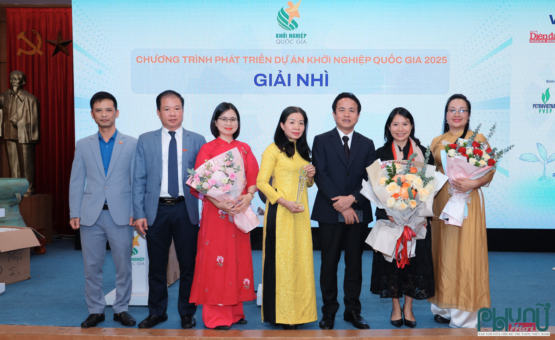 Nhóm dự án SAMMAX chụp ảnh lưu niệm cùng các lãnh đạo