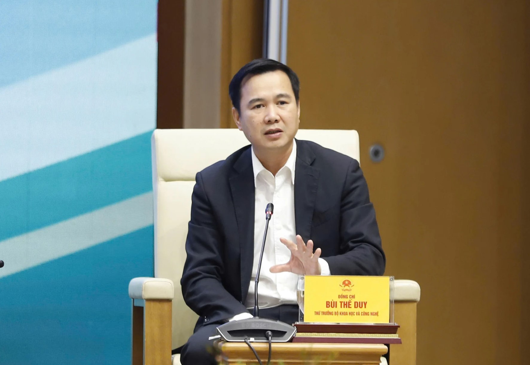 Thứ trưởng Bộ Khoa học và Công nghệ Bùi Thế Duy trả lời câu hỏi của nông dân. Ảnh: DV