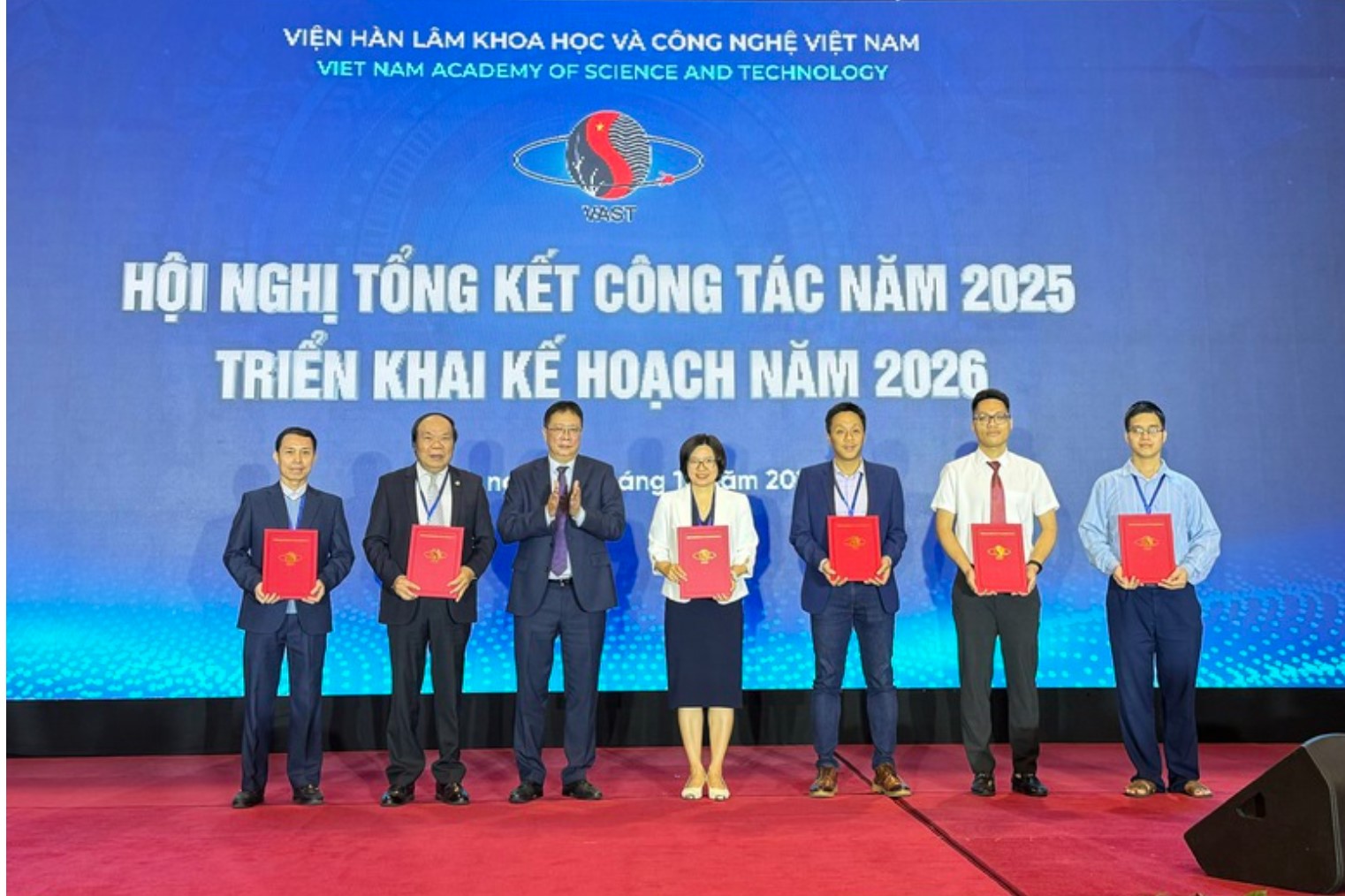 Chủ tịch Viện Hàn lâm KH&CN Việt Nam Châu Văn Minh khen thưởng các công trình KHCN xuất sắc. Ảnh: VGP