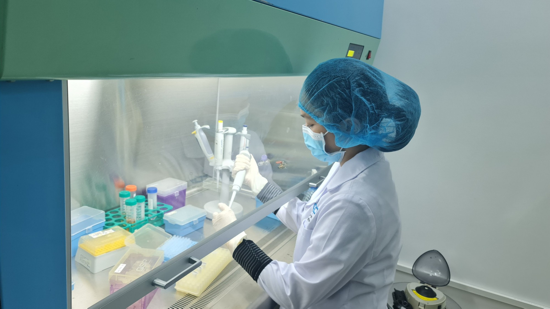 Giám định viên của Trung tâm Giám định ADN phân tích một mẫu hài cốt liệt sĩ.  Ảnh: VGP