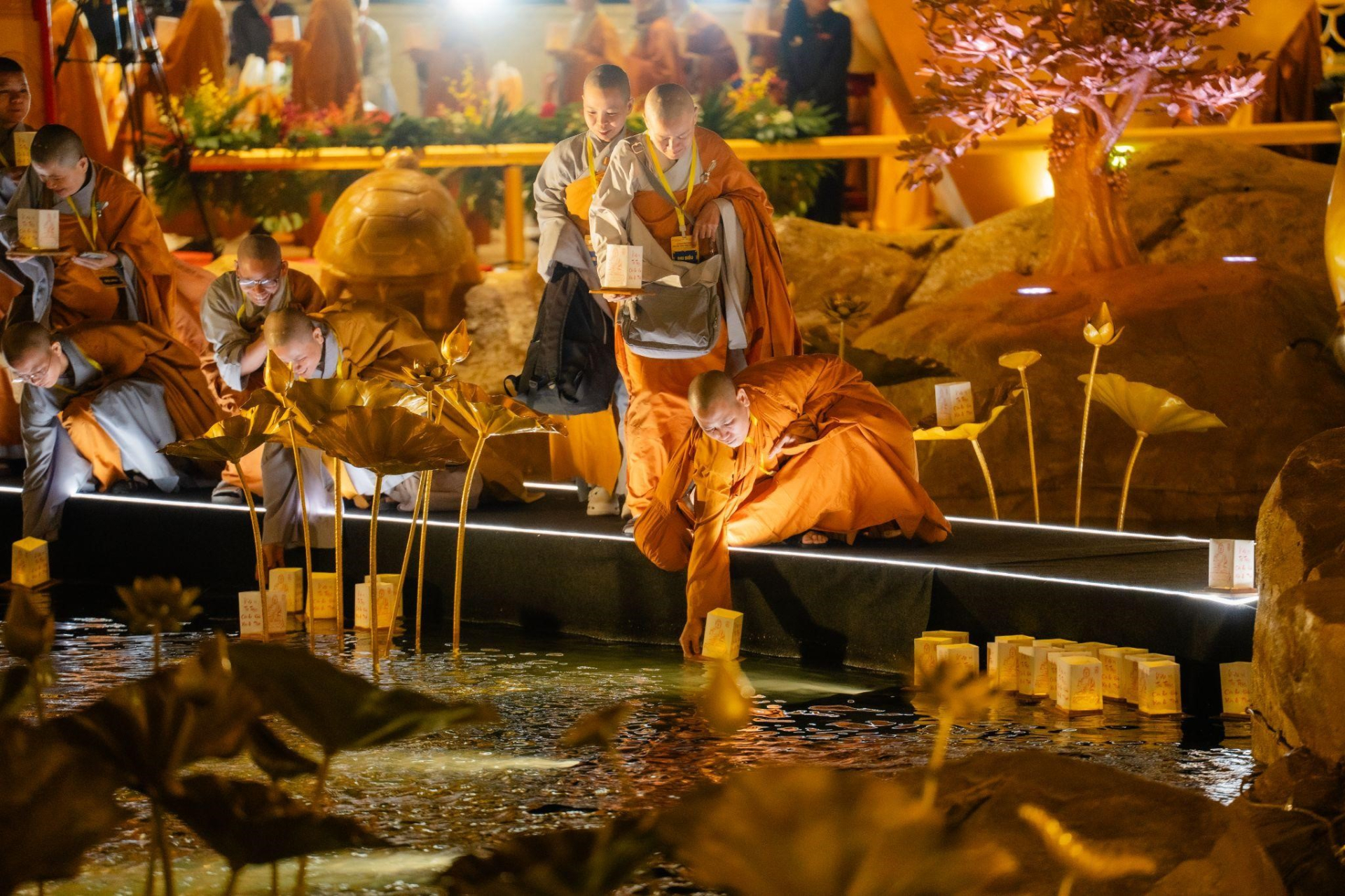 Buổi lễ có sự tham dự của hơn 450 hòa thượng, tăng ni và Phật tử.