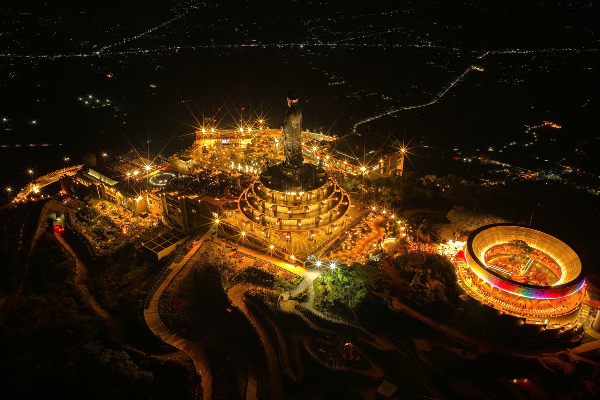 Quần thể tâm linh trong không khí chiêm bái trang nghiêm trên đỉnh Bà Đen (Ảnh Nguyễn Thanh Cường)