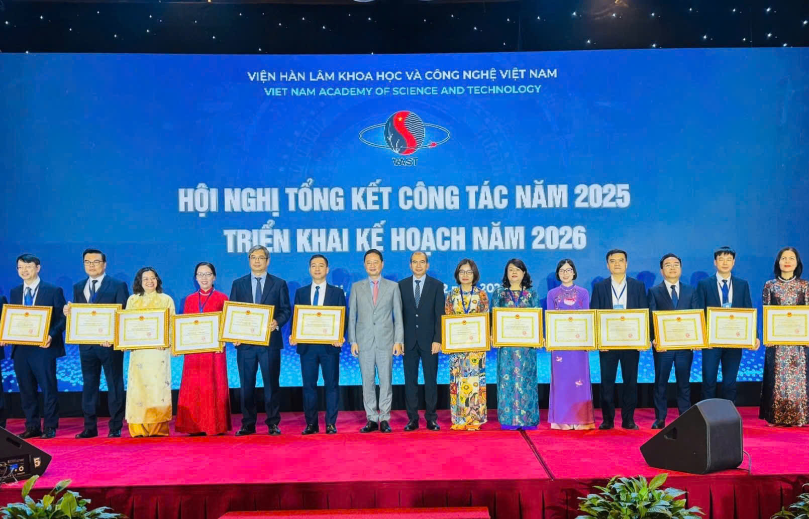 Lãnh đạo Viện Hàn lâm KH&CN Việt Nam tặng Bằng khen cho các tập thể có thành tích xuất sắc