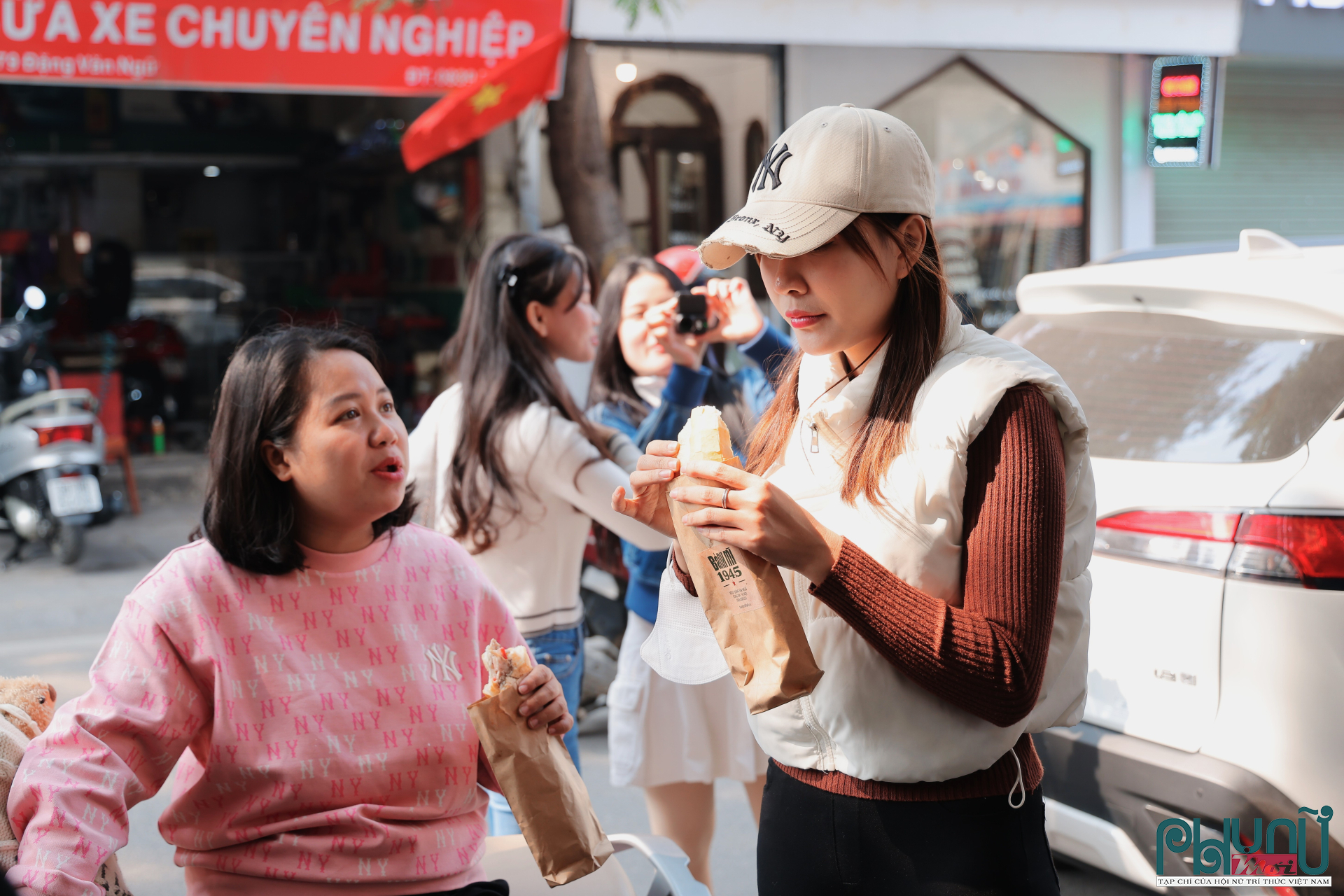 Chị Phương Anh, một khách hàng trẻ lần đầu trải nghiệm, không giấu nổi sự thích thú: 