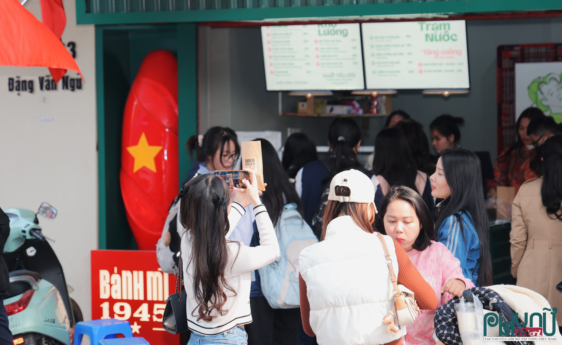 Khách hàng hào hứng check-in, chụp ảnh lưu niệm tại tiệm bánh mì, góp phần lan tỏa hình ảnh cửa hàng như một điểm dừng chân ẩm thực độc đáo