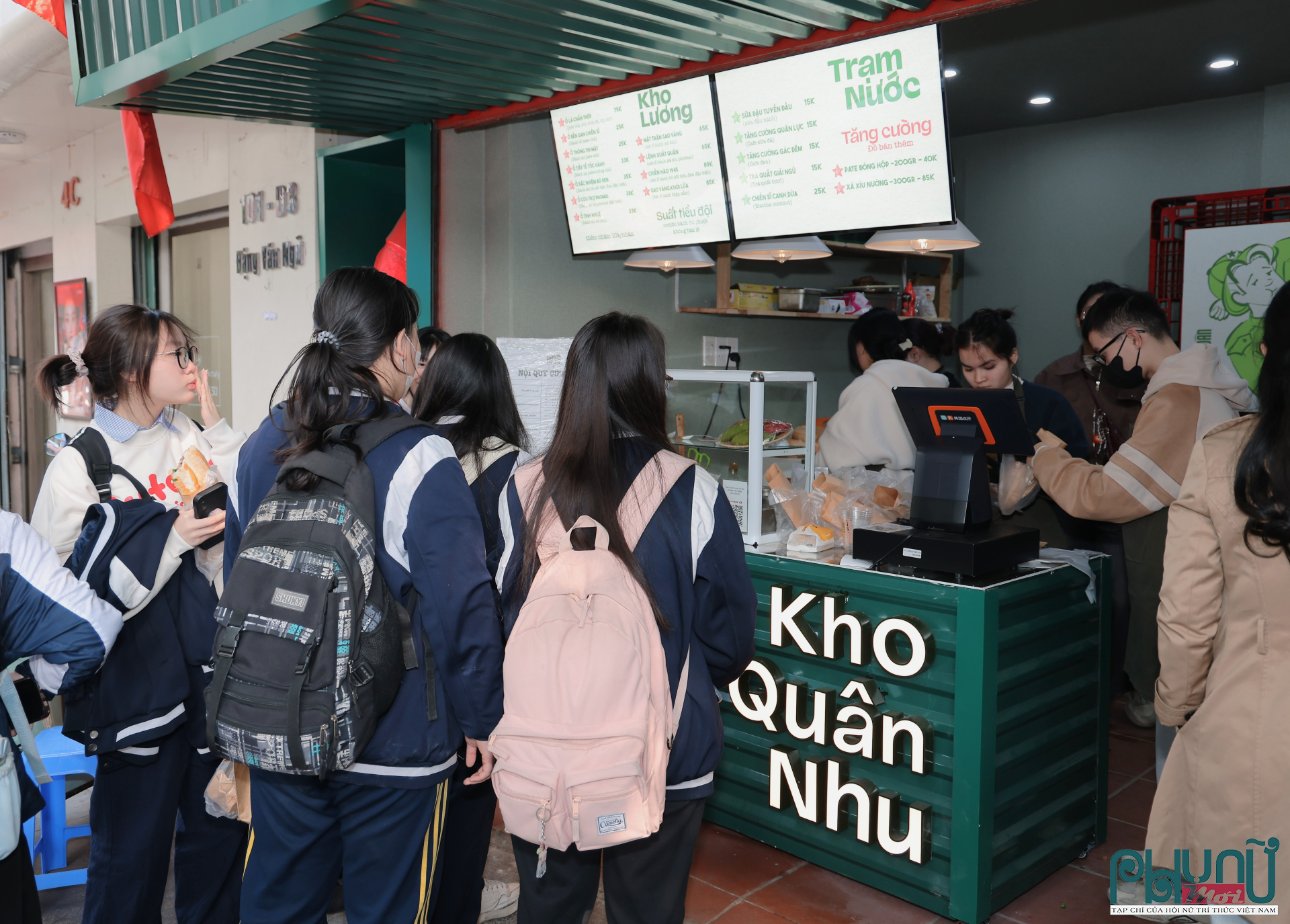 Tiệm bánh mì nhanh chóng thu hút đông đảo các em học sinh ngay trong ngày khai trương nhờ sự kết hợp hài hòa giữa ý tưởng độc lạ, hương vị thơm ngon và mức giá hết sức hợp lý, phù hợp với túi tiền của học sinh.