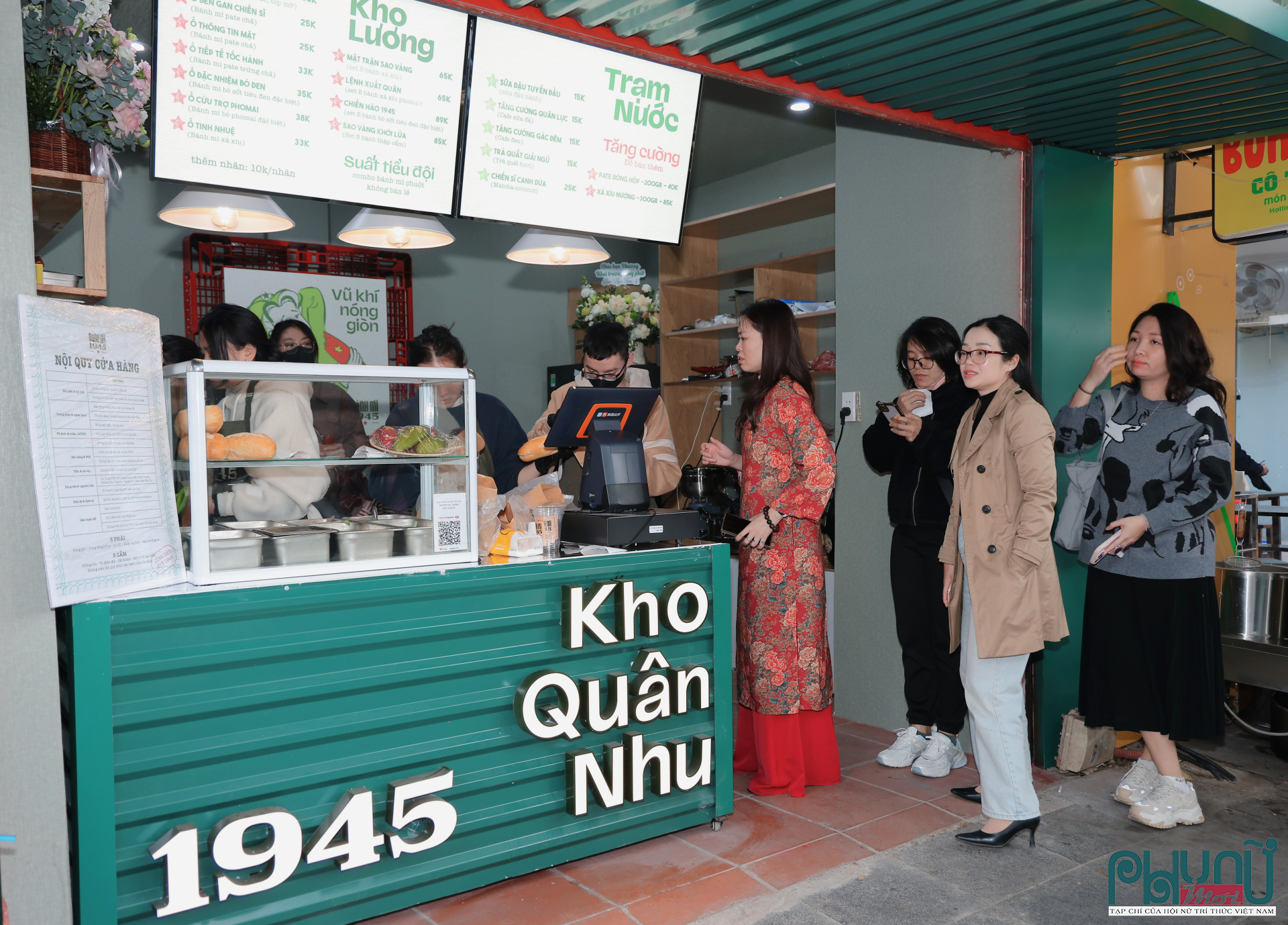 Mỗi chiếc bánh mì rời lò tại địa chỉ 101 D3 Đặng Văn Ngữ không chỉ đơn thuần là một món ăn lấp đầy dạ dày. Nó là thành quả của sự lao động nghiêm túc, là niềm tự hào của những người trẻ muốn khẳng định bản sắc Việt. Với họ, mỗi du khách cầm trên tay chiếc bánh mì hình lá cờ Tổ quốc chính là một 